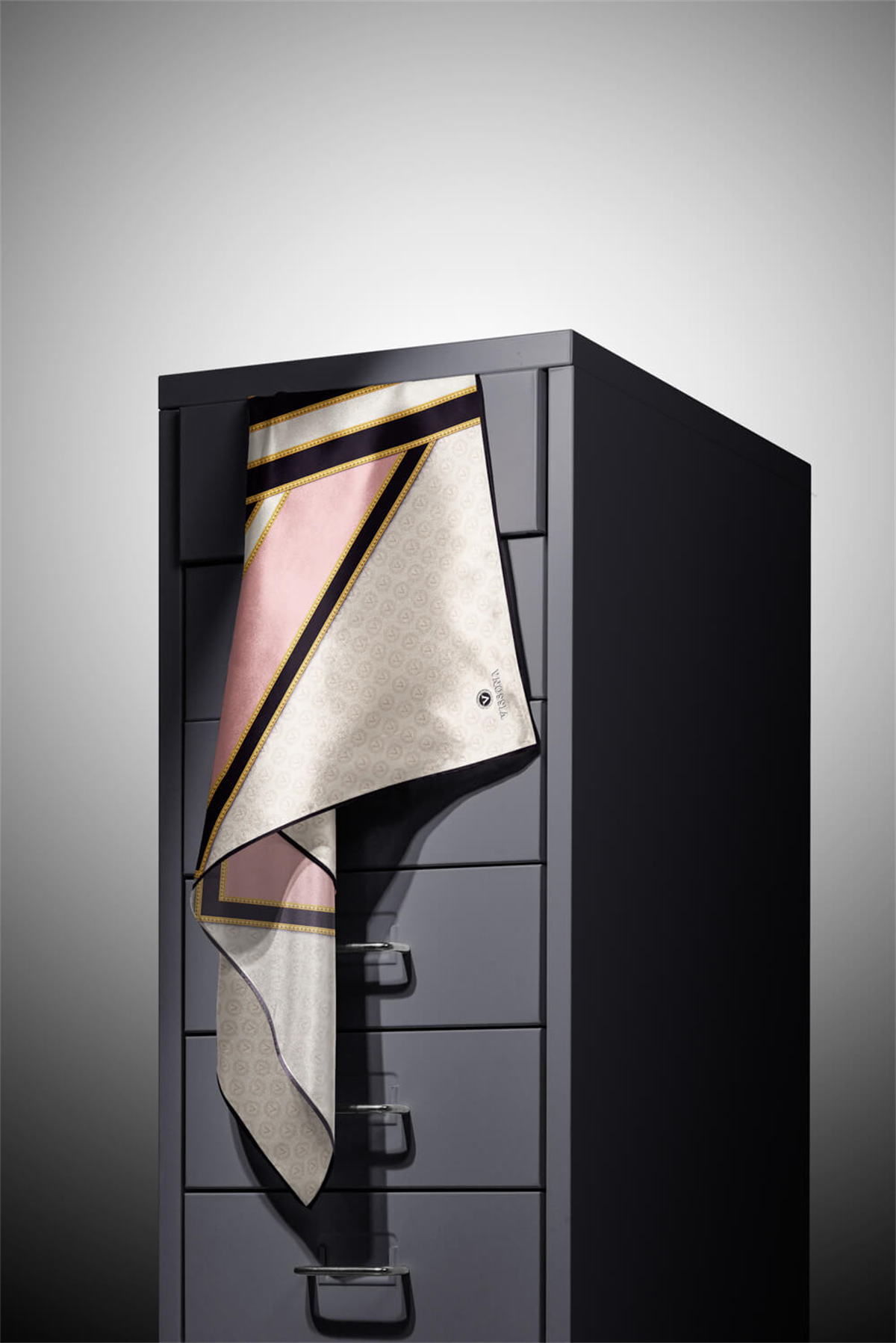 %100 Twill İpek Monogram ve Barok Desenli Pudra - Krem Renkli 90x90 Eşarp Dikim Şekli : El Dikişi