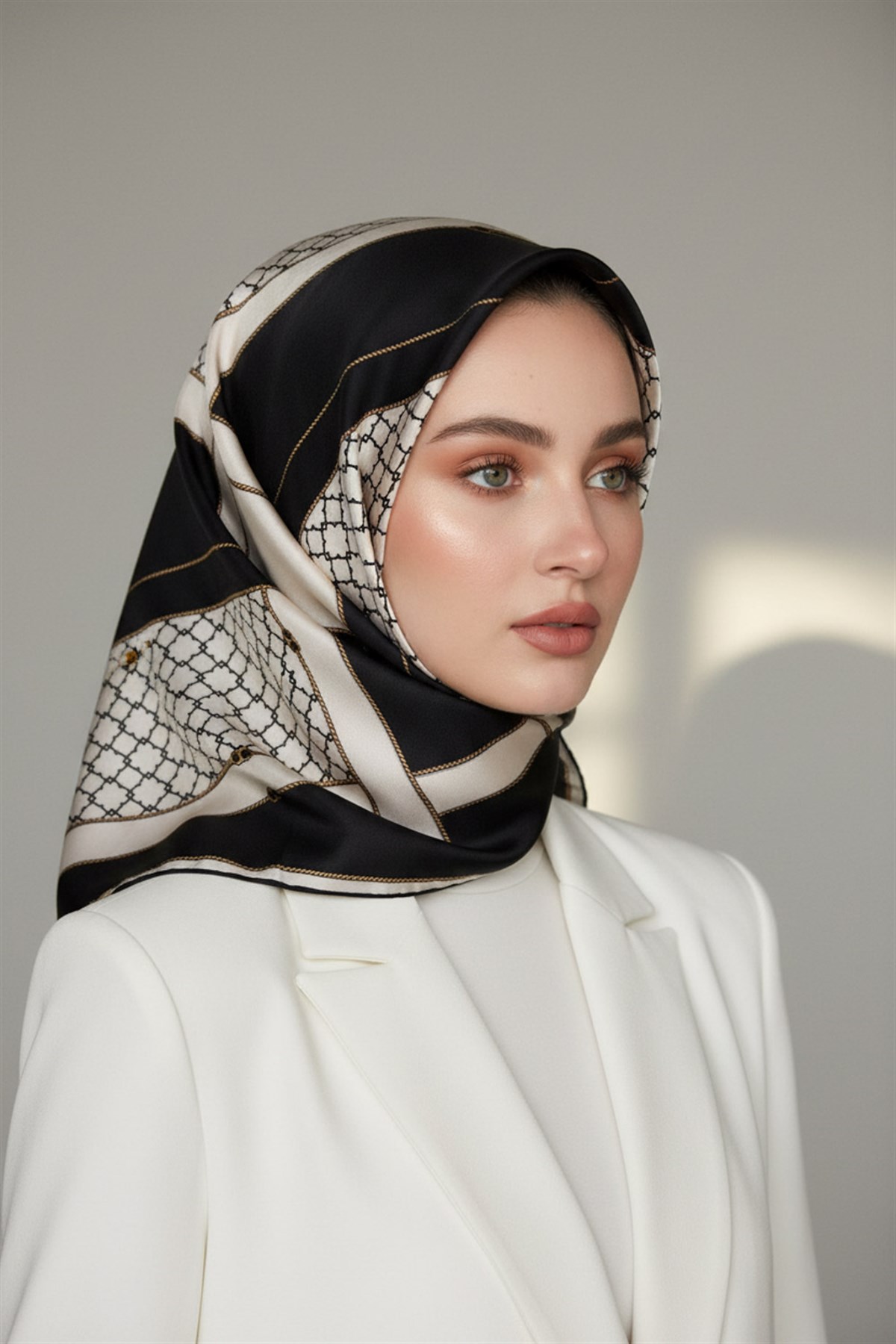 %100 Twill İpek Geometrik Desenli Siyah - Krem Renkli 90x90 Eşarp Dikim Şekli : El Dikişi