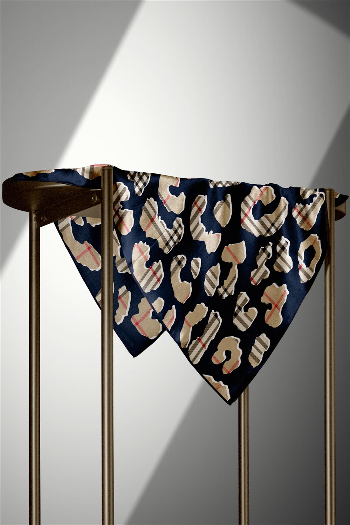 %100 Twill İpek Leopar Desenli Lacivert - Bej Renkli 90x90 Eşarp Dikim Şekli : El Dikişi