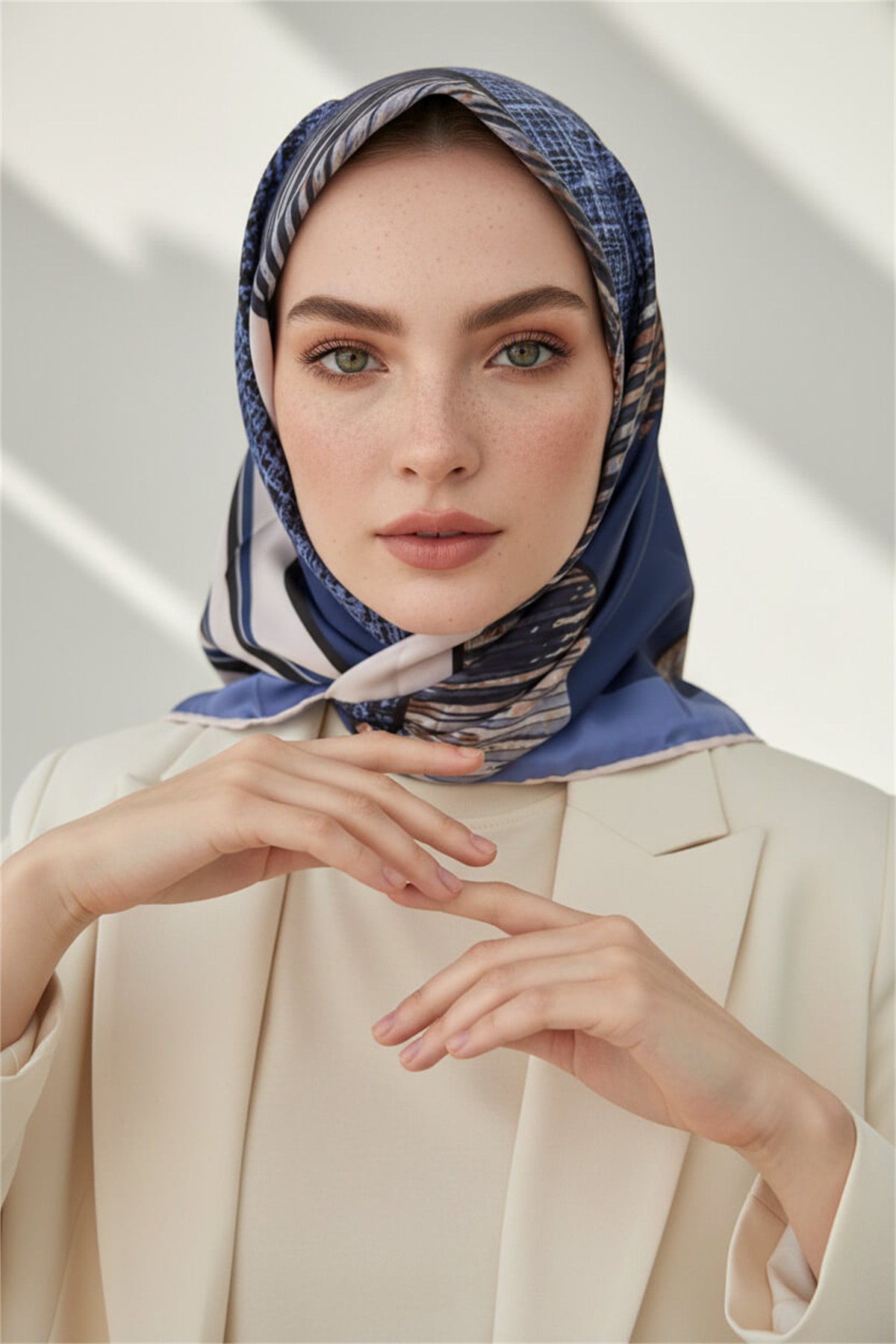 Twill Dalgalı Geometrik Desenli Saks Renkli 90x90 Eşarp (İpek İçermez) Kenar Dikiş Şekli El Dikişli
