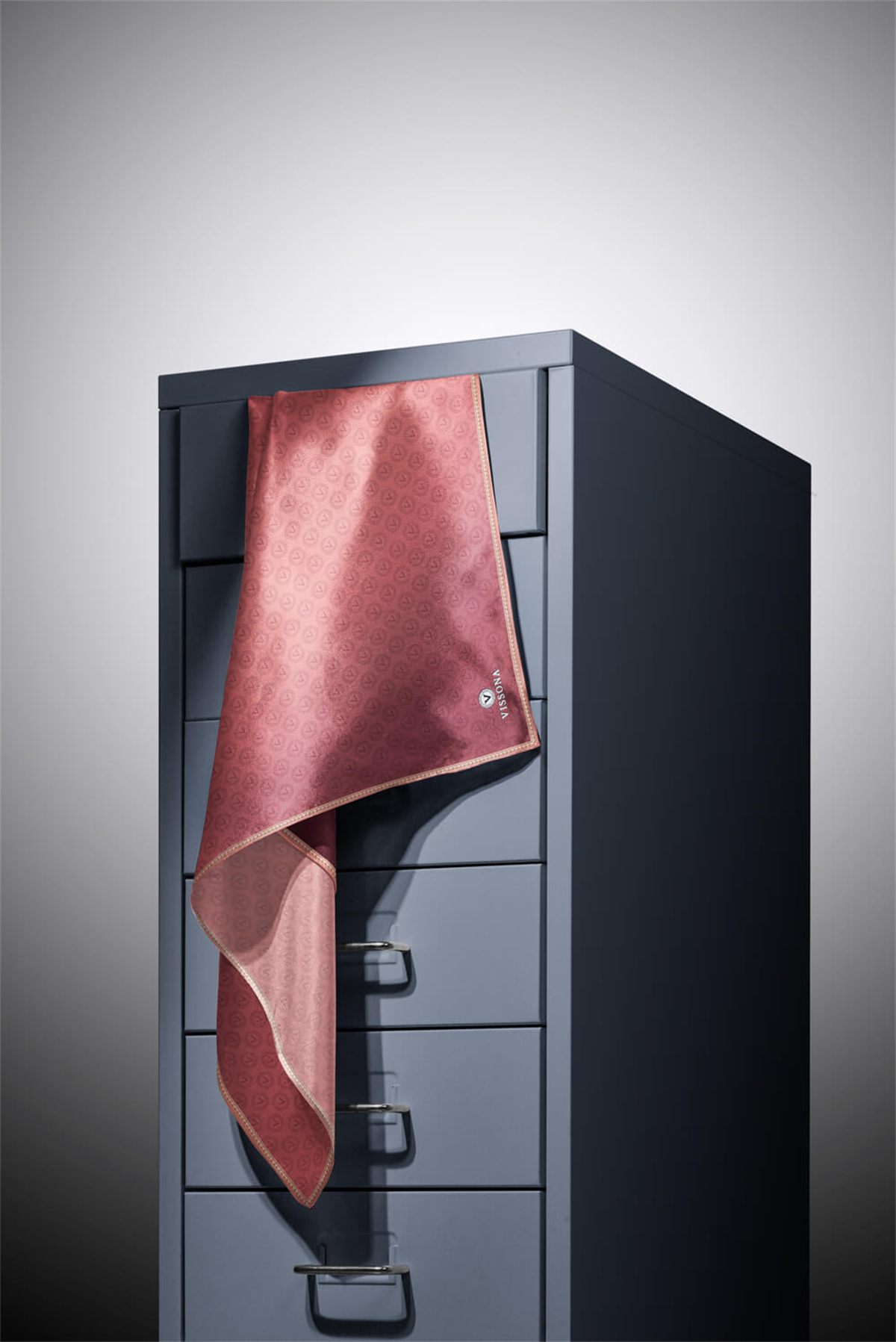 %100 Twill İpek Monogram Desenli Gül Kurusu Renkli 90x90 Eşarp Dikim Şekli : El Dikişi