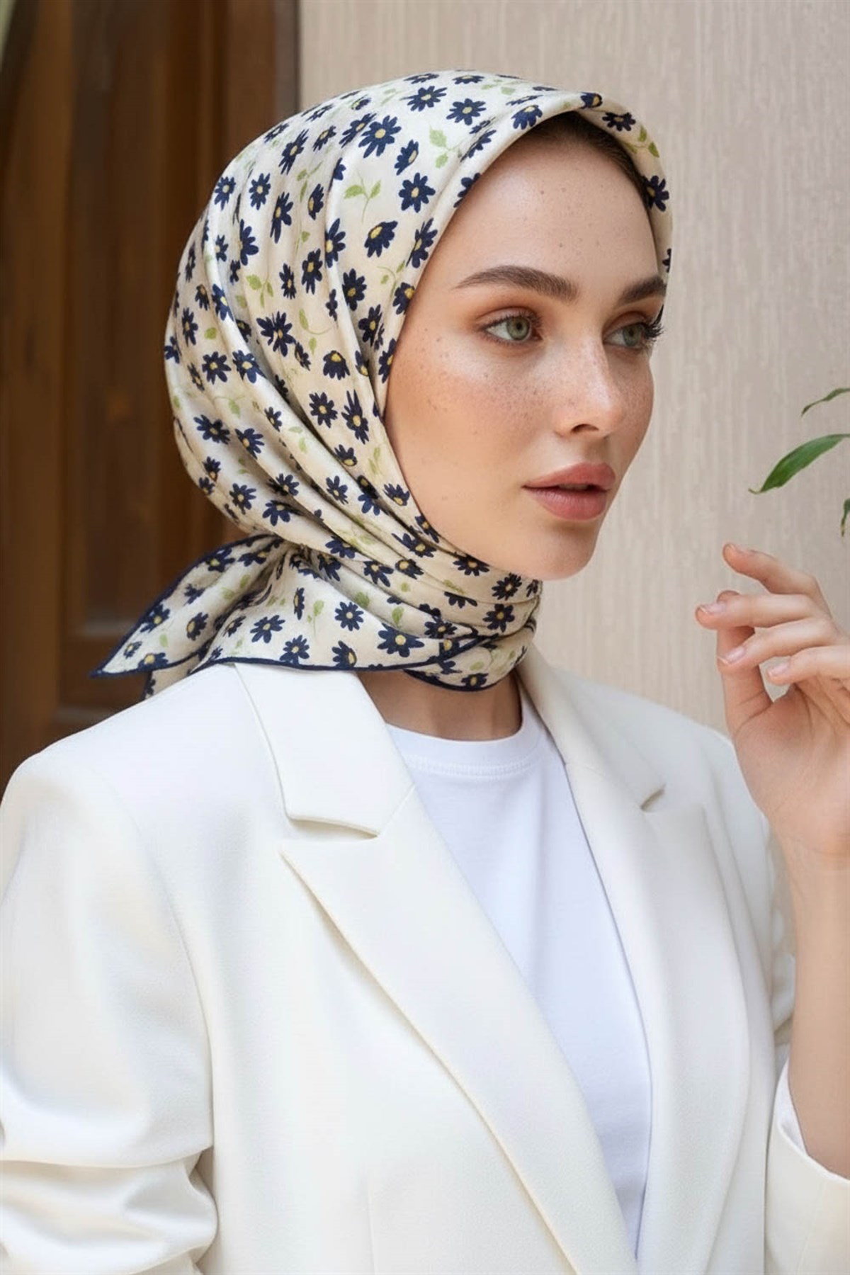 %100 Twill İpek Papatya Desenli Krem - Lacivert Renkli 90x90 Eşarp Dikim Şekli : El Dikişi