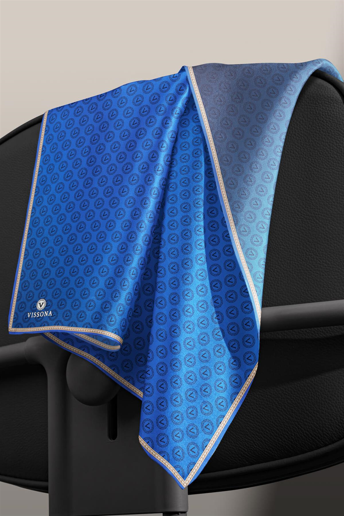 % 57 İPEK % 43 VİSKON Twill İpek Monogram Desenli Saks Renkli 90x90 Eşarp Dikim Şekli : El Dikişi