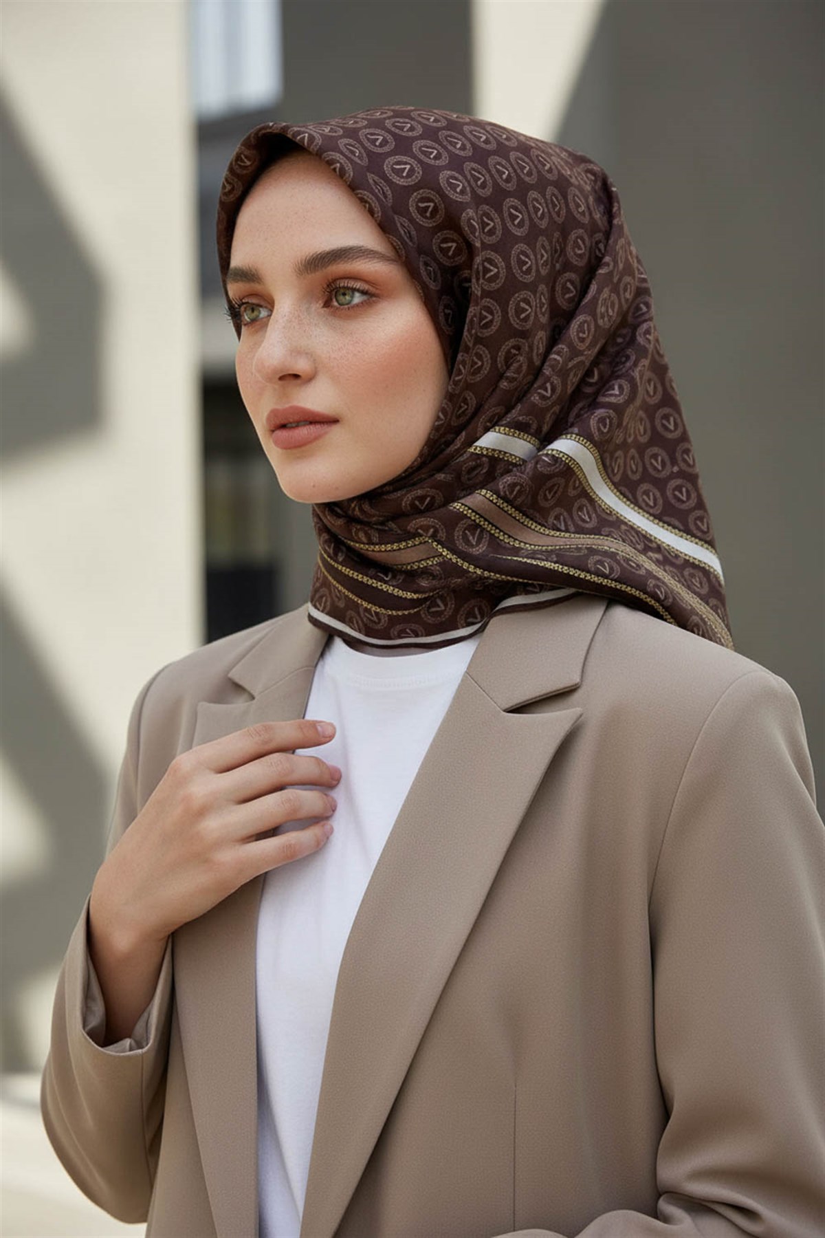 %100 Twill İpek Monogram Desenli Kahverengi - Bej Renkli 90x90 Eşarp Dikim Şekli : El Dikişi