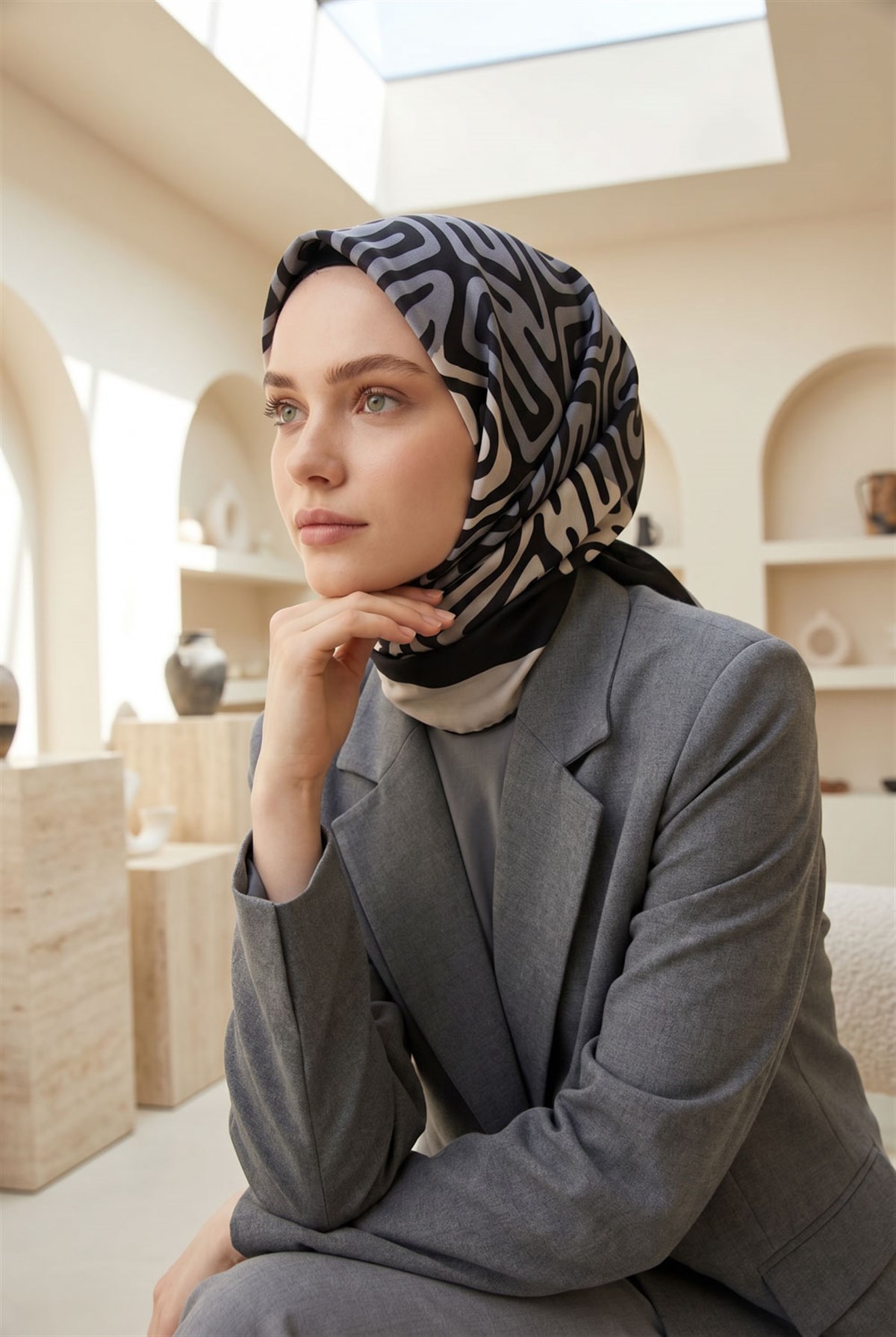 100% Twill İpek Bordürlü Dalga Desenli Siyah - Gri Renkli 90x90 Dikim Şekli : El Dikişi Eşarp