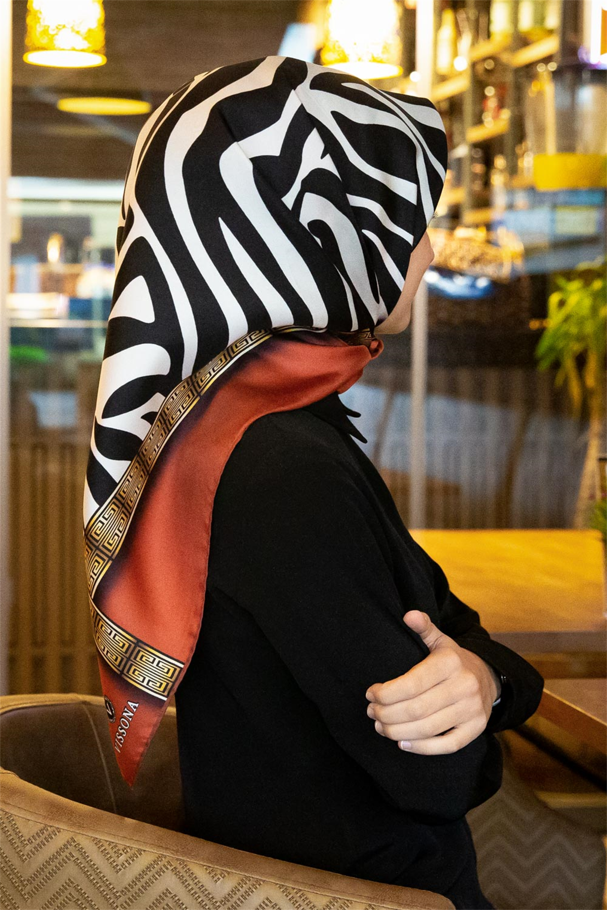 % 57 İPEK % 43 VİSKON Twill İpek Zebra Desenli Taba - Siyah Renkli 90x90 Eşarp Dikim Şekli : El Dikişi