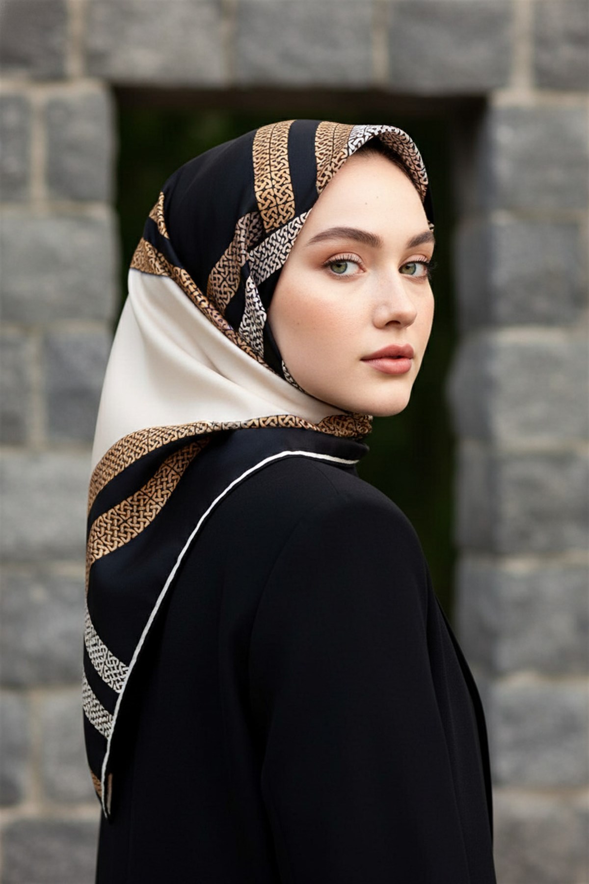 % 57 İPEK % 43 VİSKON Twill İpek Geometrik Desenli Siyah - Krem Renkli 90x90 Eşarp Dikim Şekli : El Dikişi