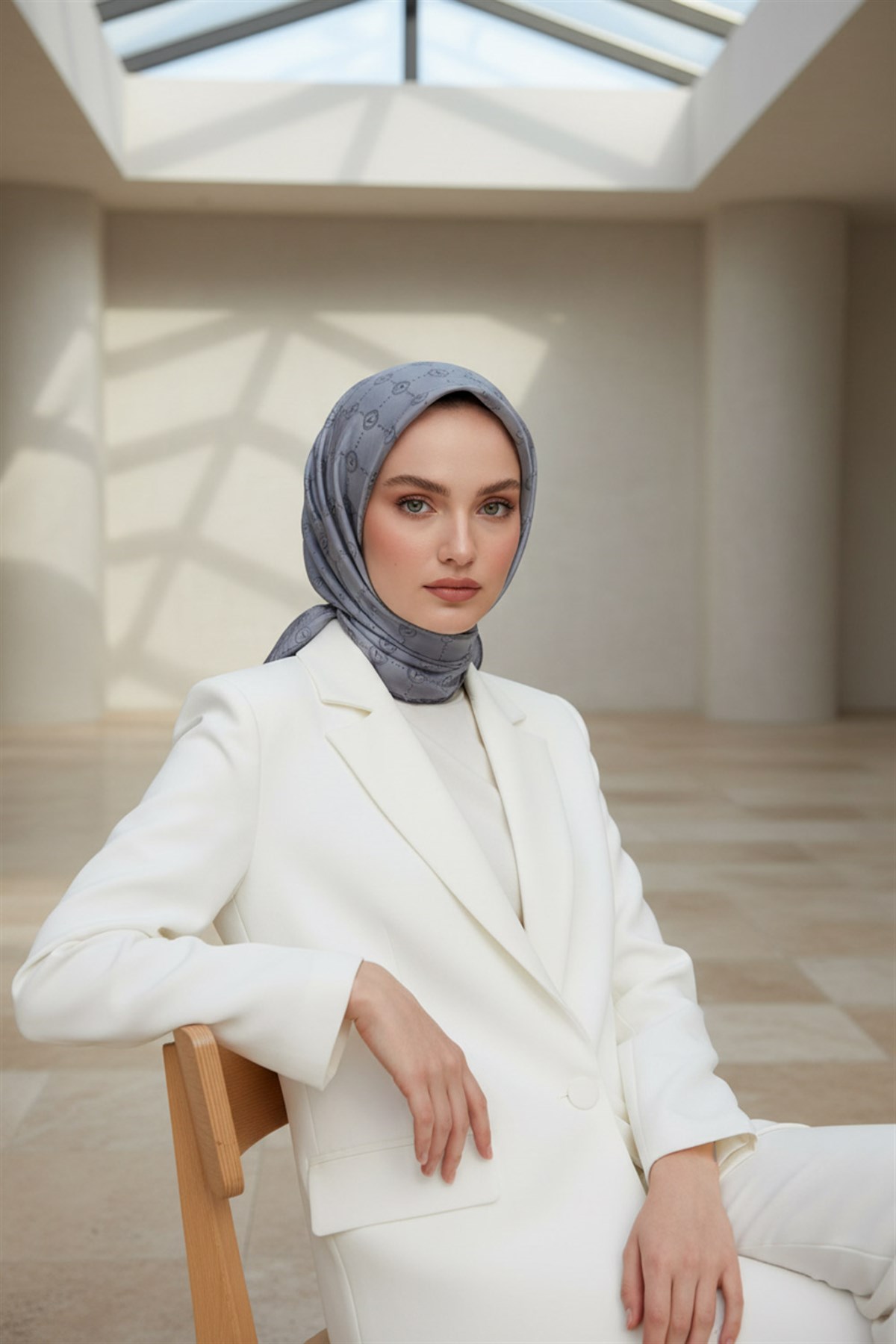 %100 Twill İpek Monogram Desenli Gri Renkli 90x90 Eşarp Dikim Şekli : El Dikişi