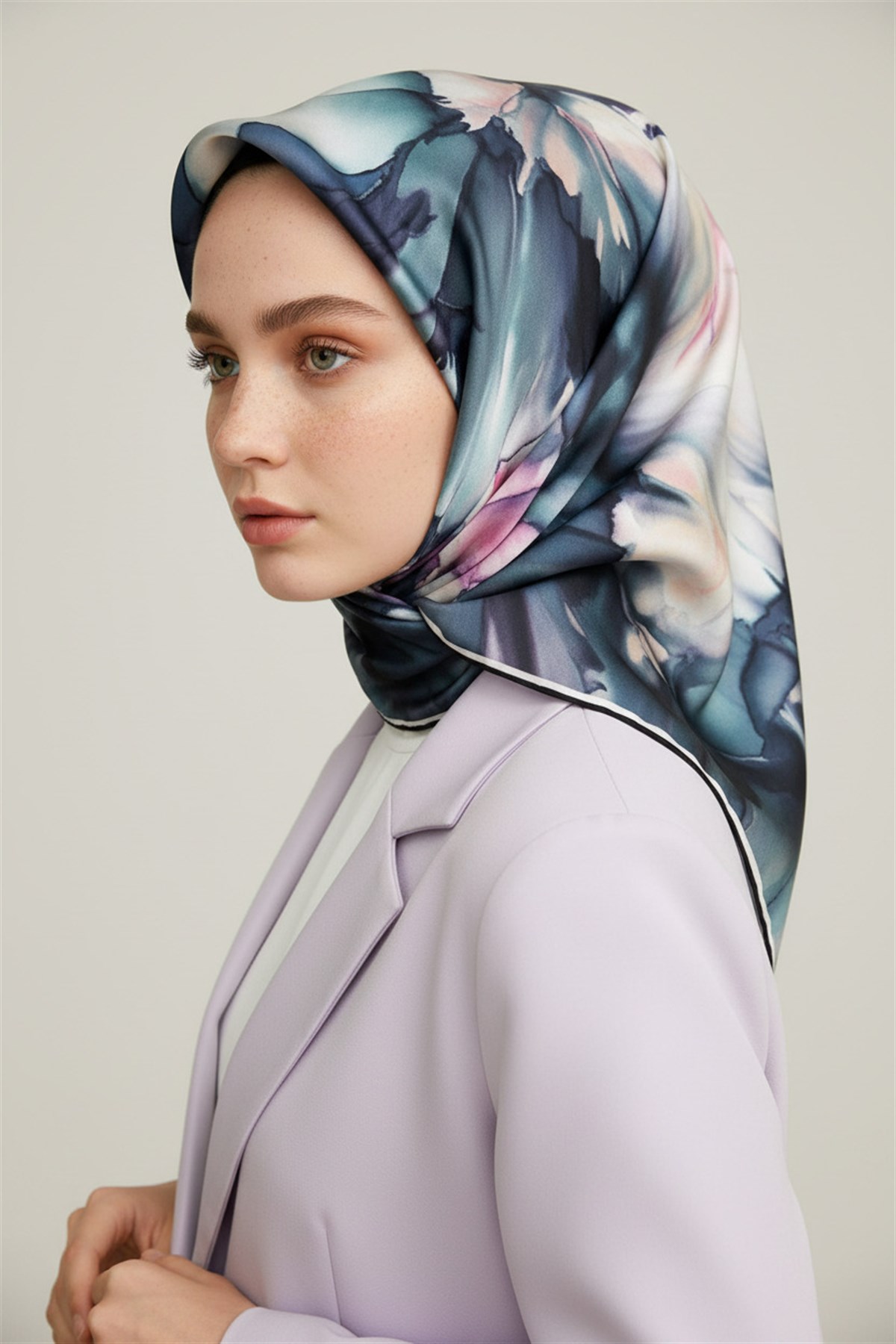 % 57 İPEK % 43 VİSKON Twill İpek Batik Çiçek Desenli Petrol Yeşili - Lila Renkli 90x90 Eşarp Kenar Dikiş Şekli El Dikişli