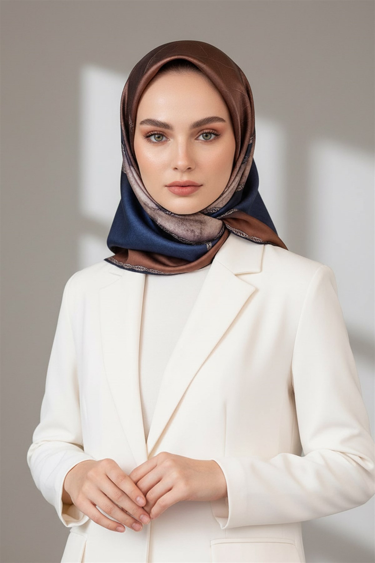 %100 Twill İpek Dokulu Geometrik Desenli Kahverengi - Lacivert Renkli 90x90 Eşarp Dikim Şekli : El Dikişi
