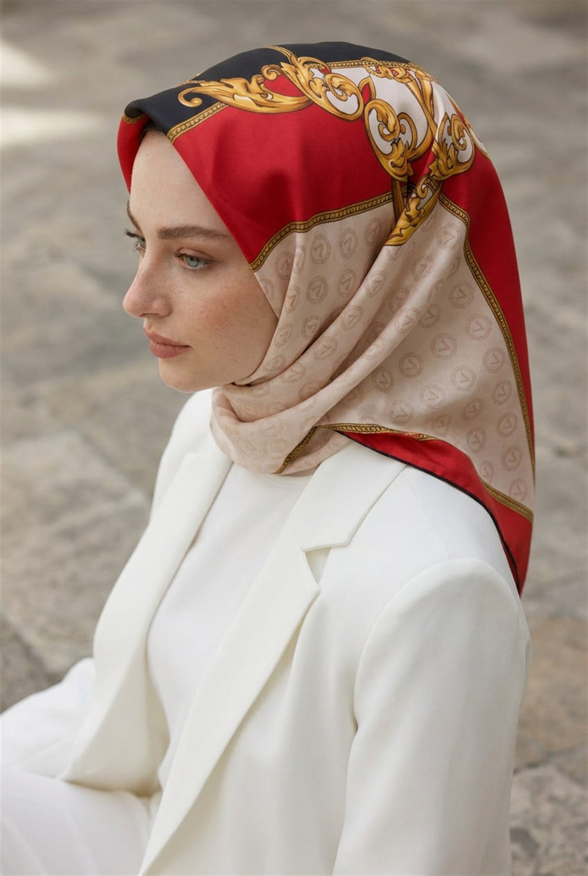 %100 Twill İpek Monogram Ve Barok Desenli Kırmızı - Krem Renkli 90x90 Eşarp Dikim Şekli : El Dikişi