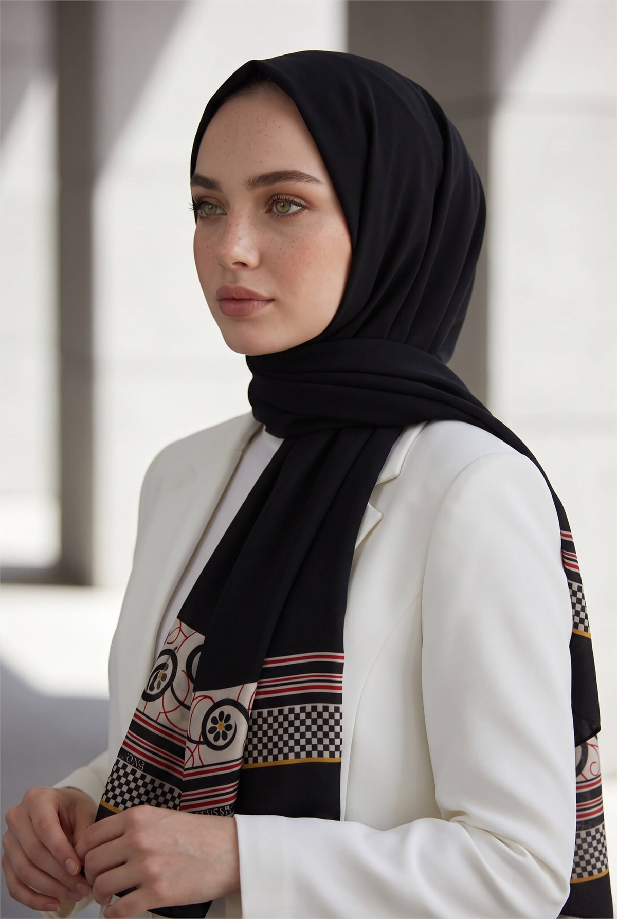 KREP KENAR MOTİFİ ÇİÇEK DESENLİ SİYAH RENKLİ 75X195 KIRIŞMAZ ŞAL