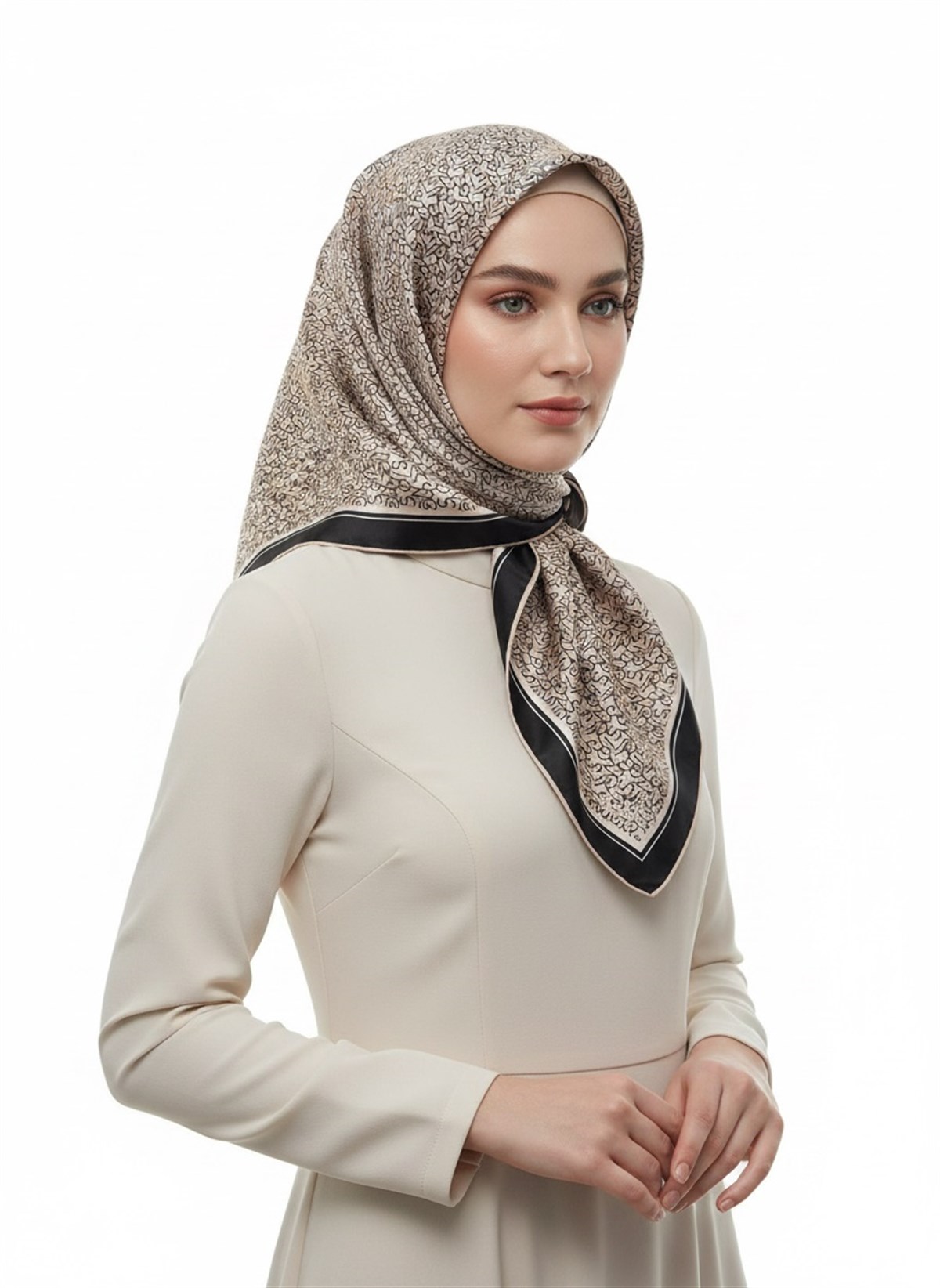 %100 Twill İpek Harf Desenli Bej - Siyah Renkli 90x90 Eşarp Dikim Şekli : El Dikişi