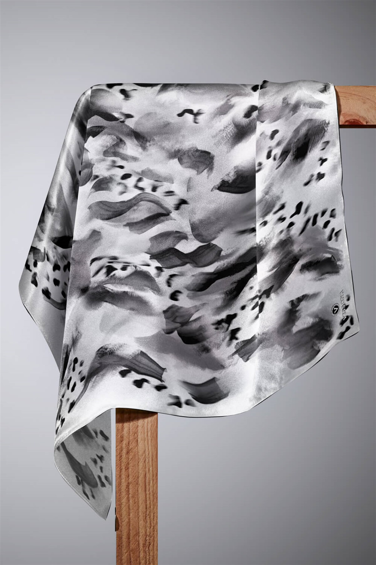 %100 Twill İpek Batik Desenli Siyah - Beyaz Renkli 90x90 Eşarp Dikim Şekli : El Dikişi