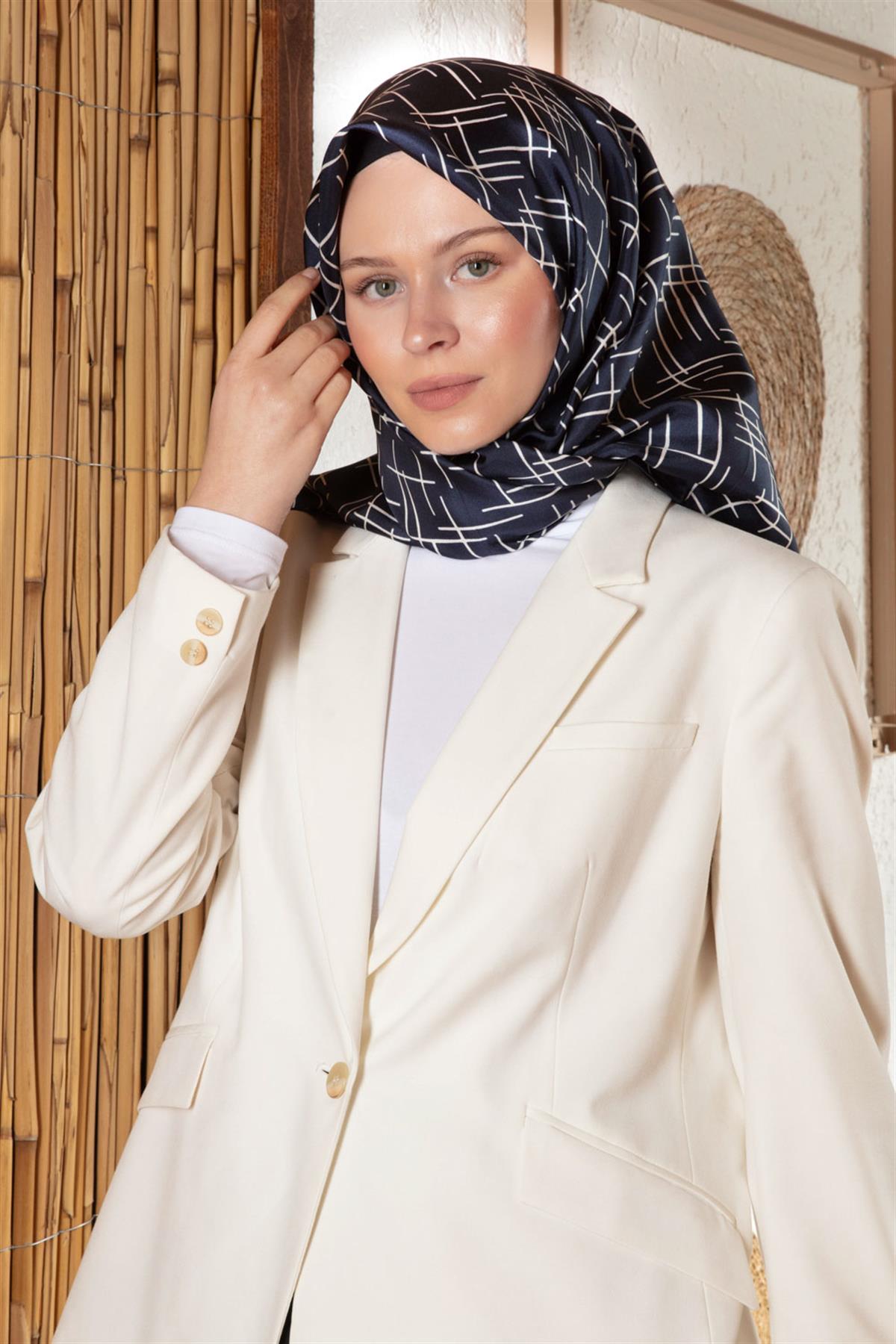 %100 Twill İpek Çizgi Desenli Lacivert - Krem Renkli 90x90 Eşarp Dikim Şekli : El Dikişi