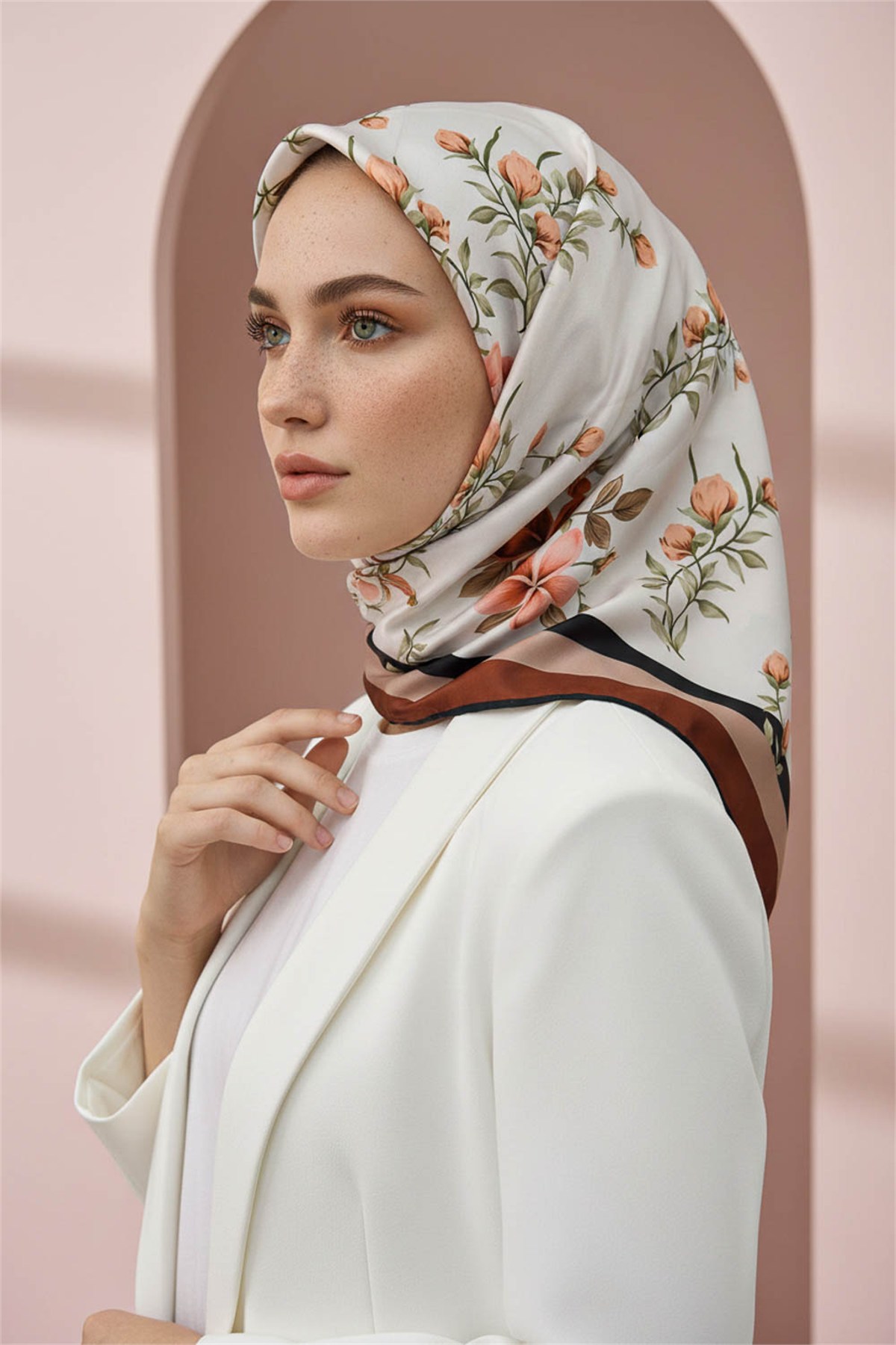 Rayon Çiçek Desenli Taba Renkli 90x90 Eşarp (İpek İçermez) Dikim Şekli : El Dikişi