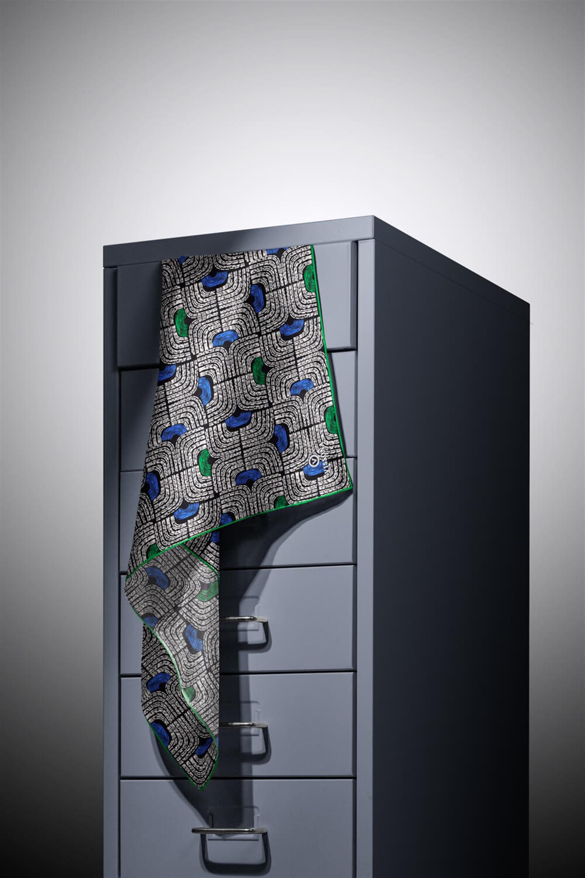 %100 Twill İpek Geometrik Desenli Saks - Zümrüt Yeşili Renkli 90x90 Eşarp Dikim Şekli : El Dikişi