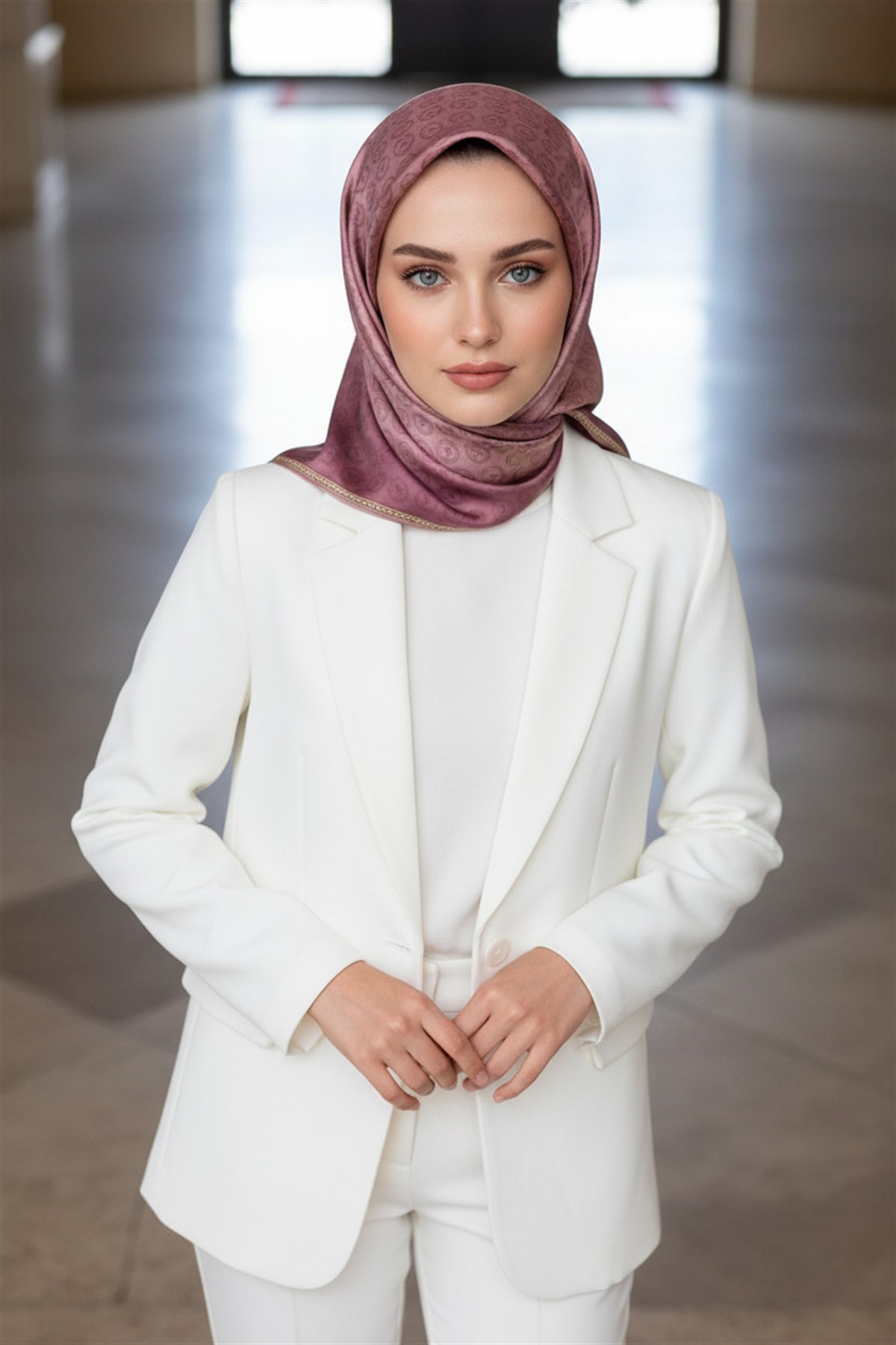 %100 Twill İpek Monogram Desenli Gül Kurusu Renkli 90x90 Eşarp Dikim Şekli : El Dikişi