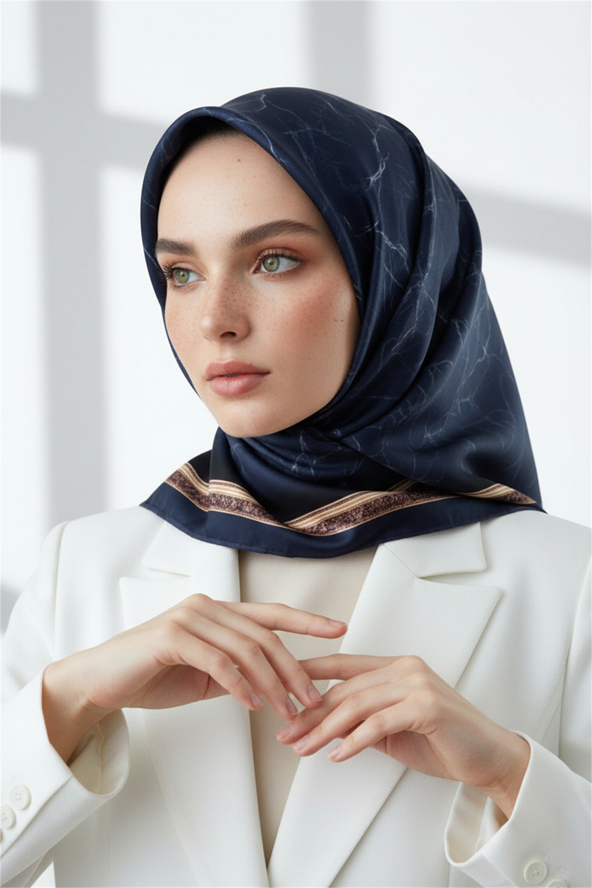 %100 Twill İpek Mermer Desenli Lacivert Renkli 90x90 Eşarp Dikim Şekli : El Dikişi