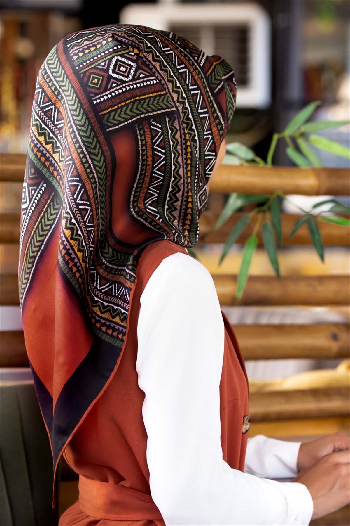 %100 Twill İpek Etnik Desenli Taba - Haki Renkli 90x90 Eşarp Dikim Şekli : El Dikişi