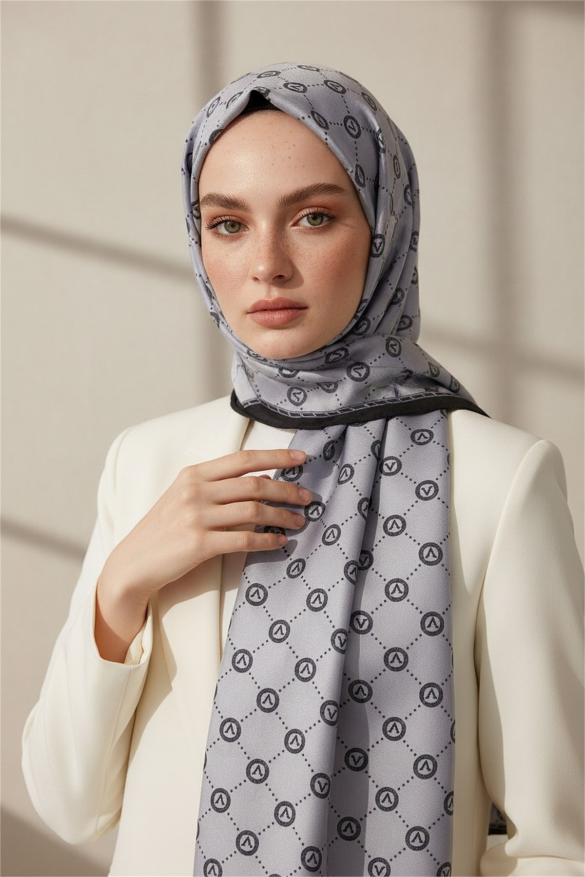 %100 Saf İpek Şal İnce Saten Vual Dokuma V Logo Desenli Gri - Siyah Renkli 90x210 Şal