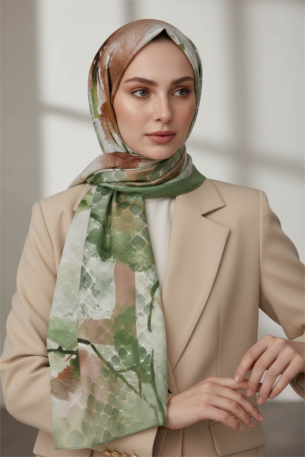 KREP SULU BOYA ÇİÇEK DESENLİ ZÜMRÜT YEŞİLİ RENKLİ 75X195 KIRIŞMAZ ŞAL