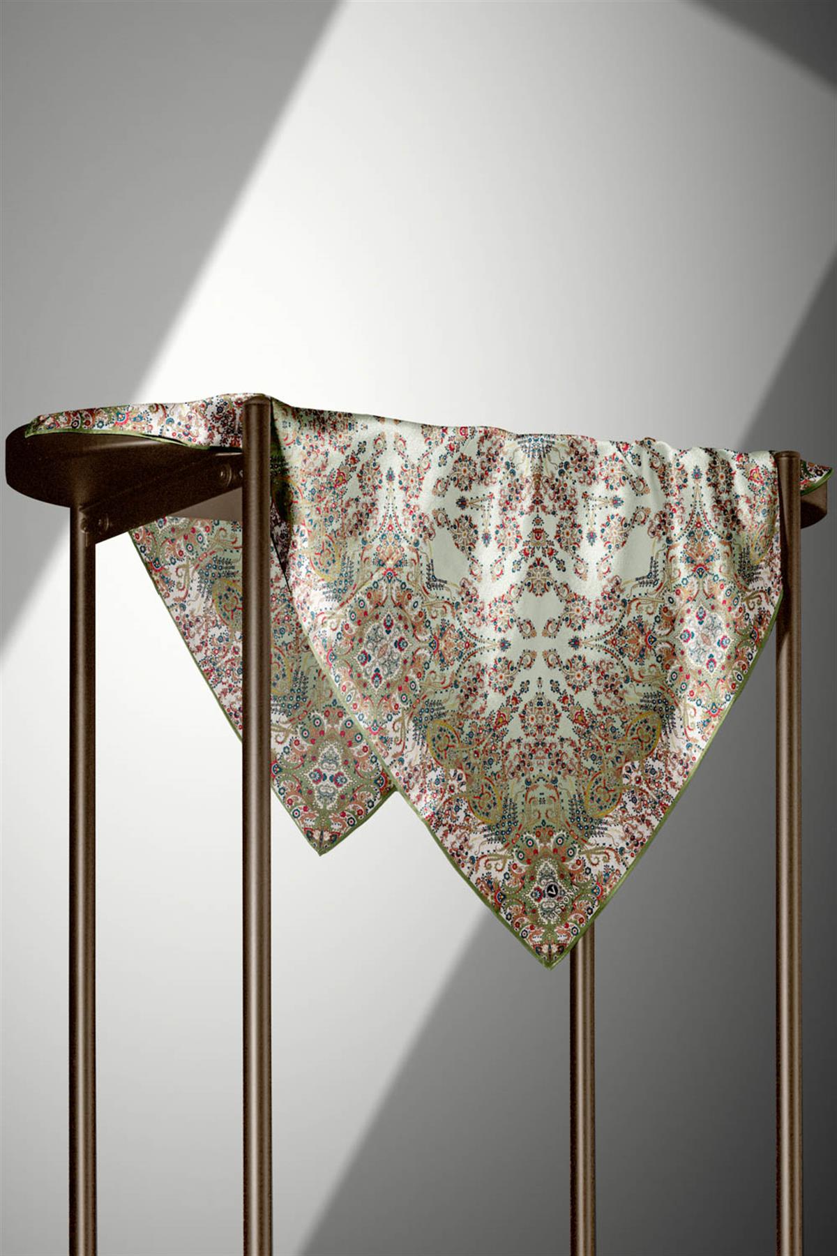 %100 Twill İpek Şal Desenli Haki Renkli 90x90 Eşarp Dikim Şekli : El Dikişi