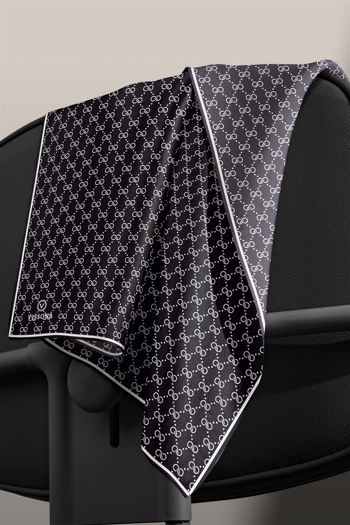 %57 İPEK %43 VİSKON Twill İpek Leopar Desenli Siyah - Beyaz Renkli 90x90 Eşarp Dikim Şekli : El Dikişi