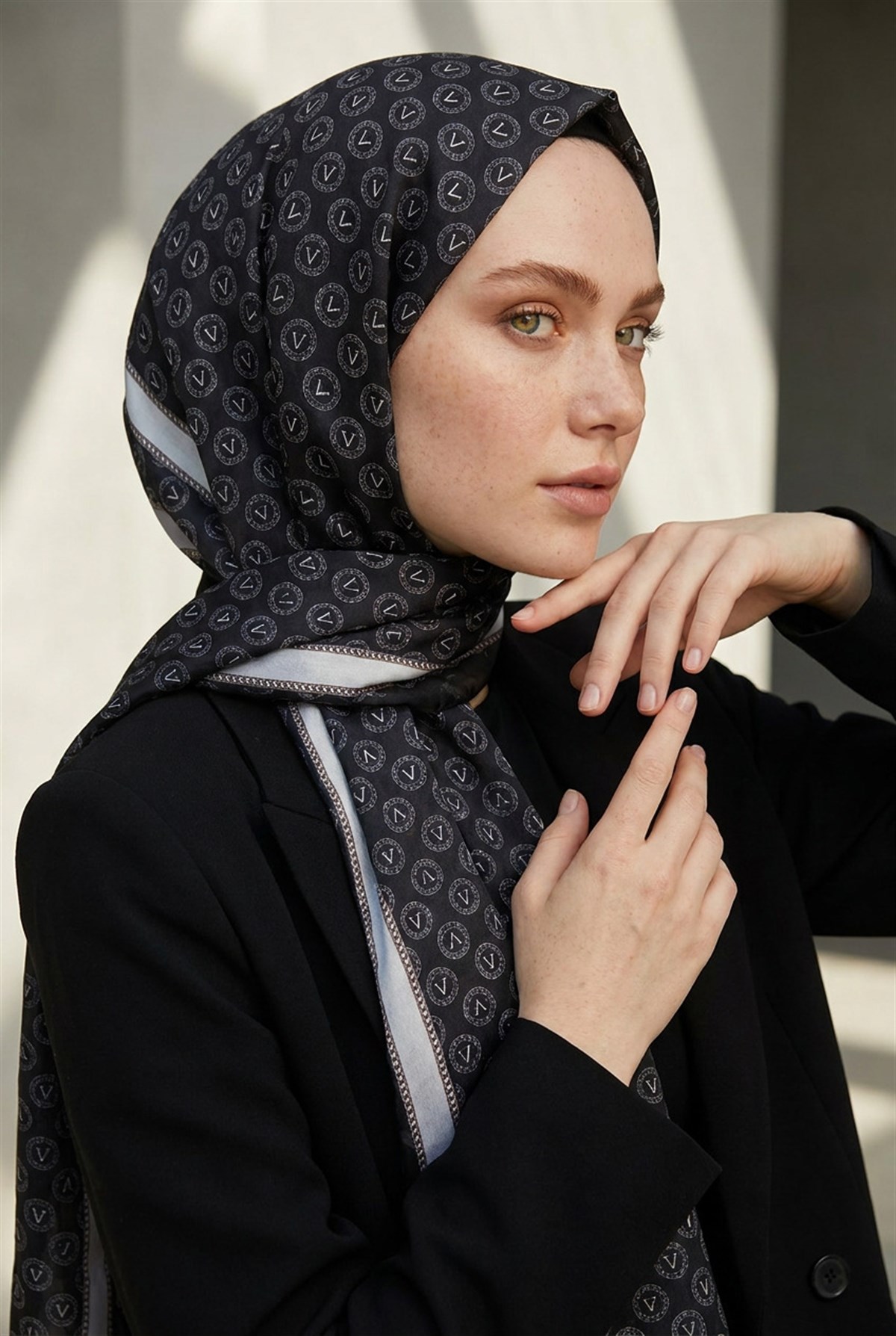 %100 Saf İpek Şal İnce Saten Vual Dokuma Monogram Desenli Füme - Siyah Renkli 90x210 Şal