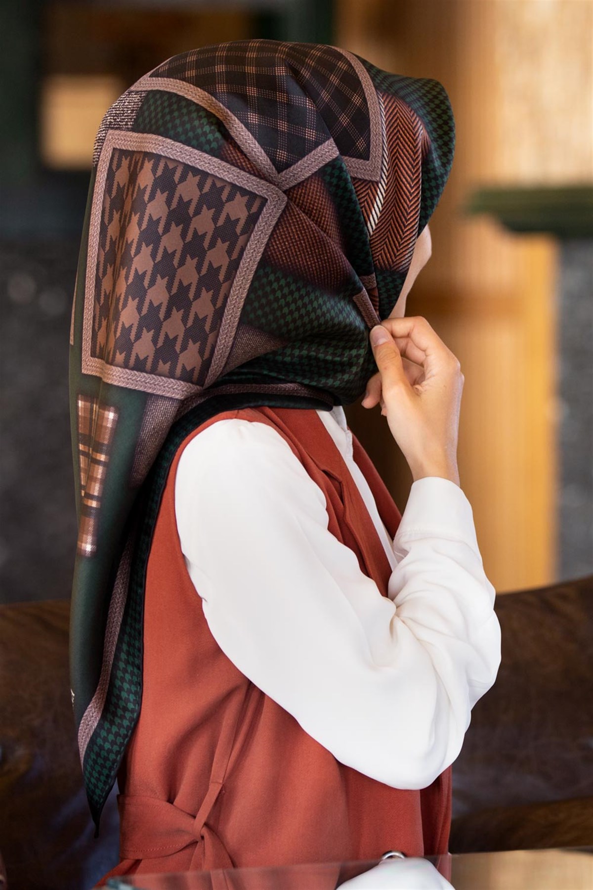 %100 Twill İpek Kazakayaklı Ve Ekose Desenli Zümrüt Yeşili - Siyah Renkli 90x90 Eşarp Dikim Şekli : El Dikişi
