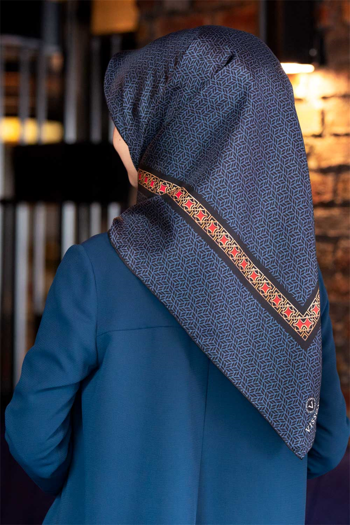 % 57 İPEK % 43 VİSKON Twill İpek Geometrik Desenli İndigo - Siyah Renkli 90x90 Eşarp Dikim Şekli : El Dikişi