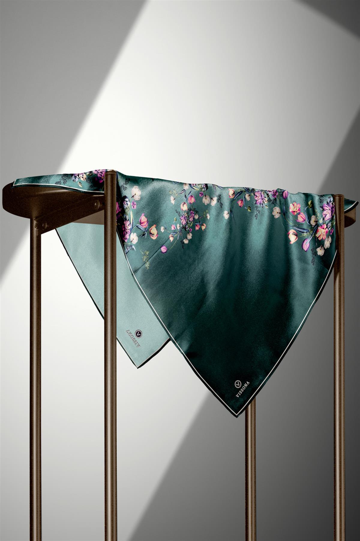 %100 Twill İpek Sonsuz Çiçek Desenli Mint Yeşili Renkli 90x90 Eşarp Dikim Şekli : El Dikişi