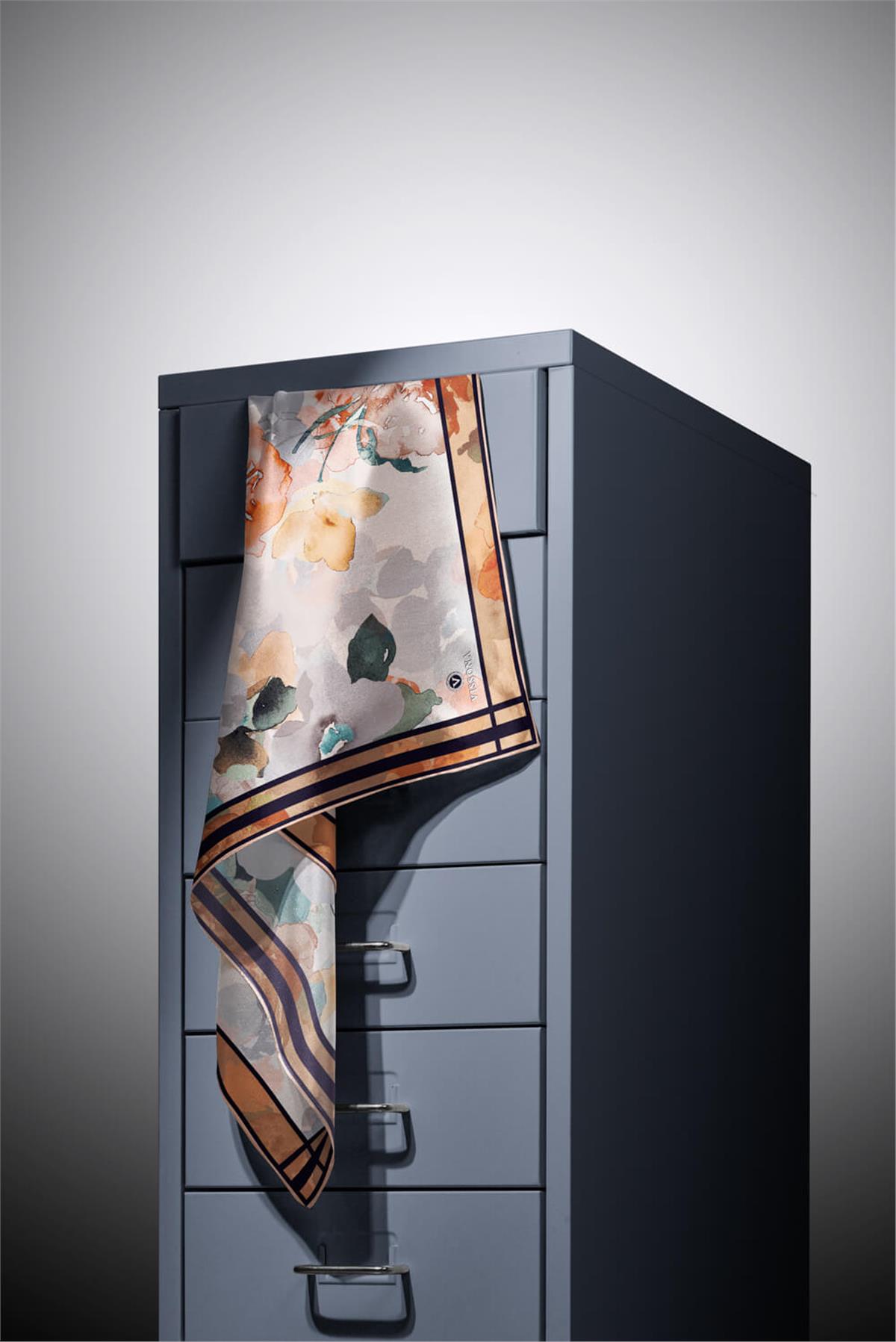 %100 Twill İpek Sulu Boyalı Çiçek Desenli Vizon - Turuncu Renkli 90x90 Eşarp Dikim Şekli : El Dikişi