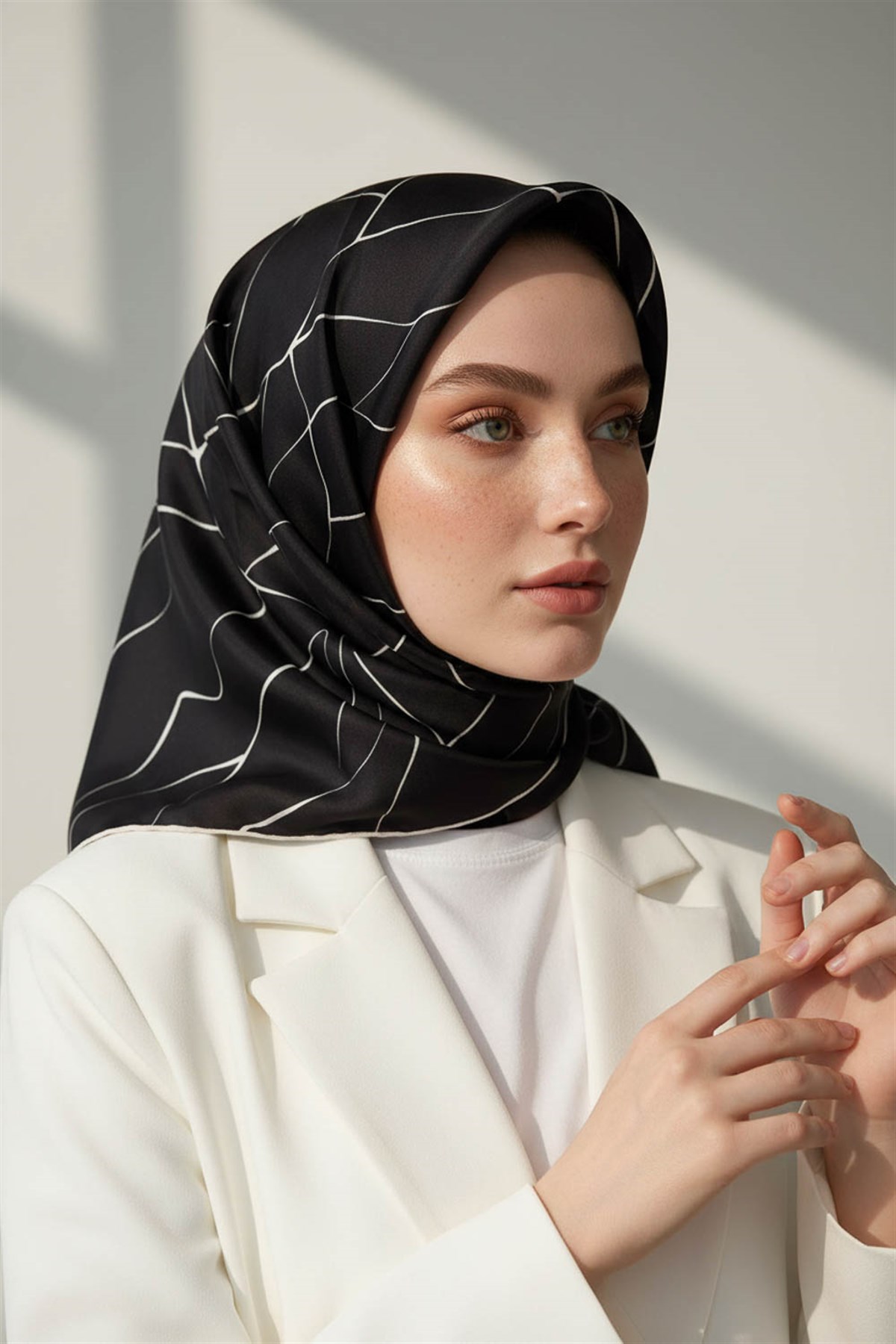 %100 Twill İpek Çizgi Desenli Siyah Krem Renkli 90x90 Eşarp Dikim Şekli : El Dikişi