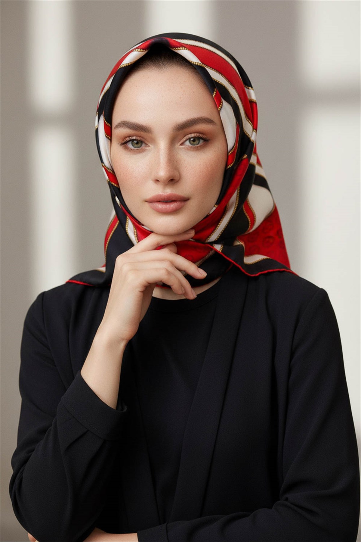 %100 Twill Geometrik Monogram Desenli Siyah - Kırmızı Renkli 90x90 Eşarp Kenar Dikiş Şekli : El Dikişli