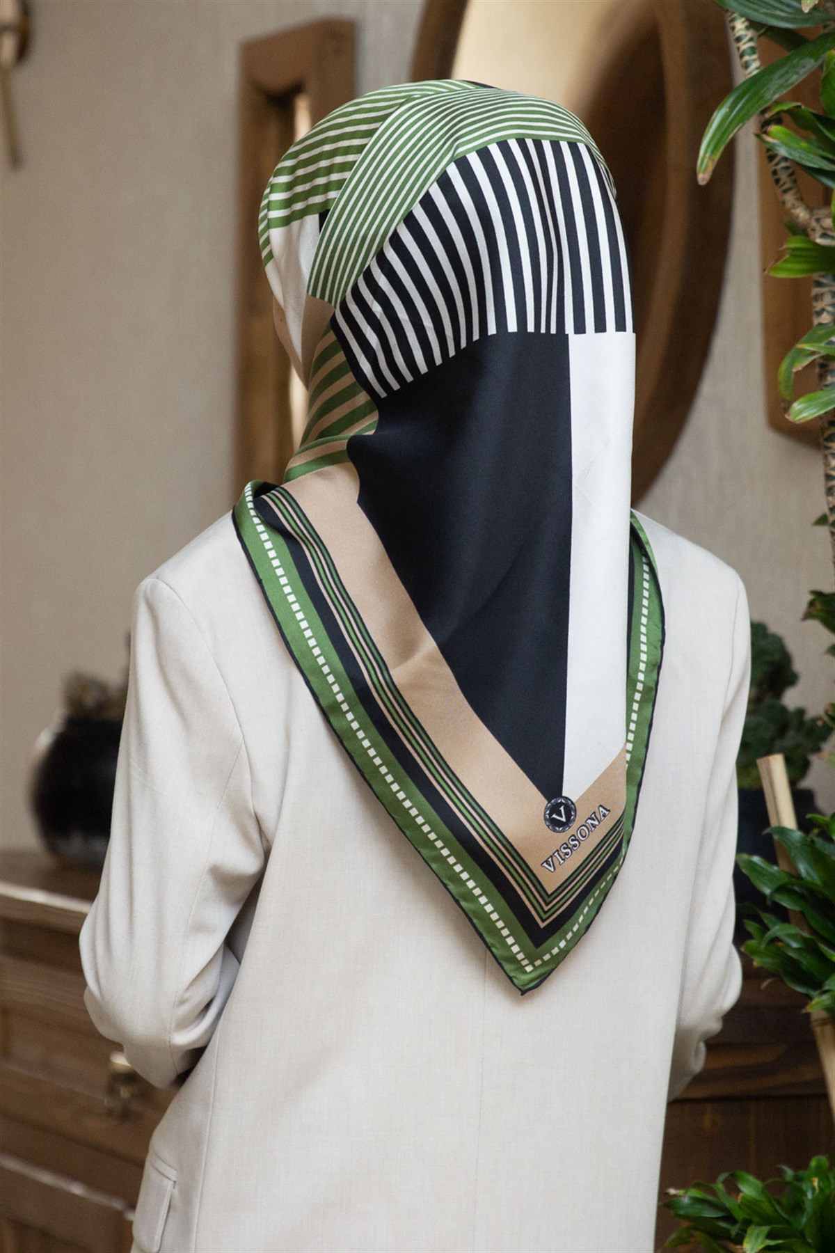 %100 Twill İpek Geometrik Desenli Haki Renkli 90x90 Eşarp Dikim Şekli : El Dikişi