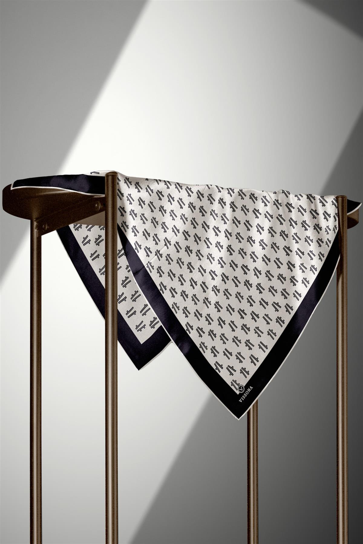 % 57 İPEK % 43 VİSKON Twill İpek Geometrik Desenli Krem - Siyah Renkli 90x90 Eşarp Dikim Şekli : El Dikişi