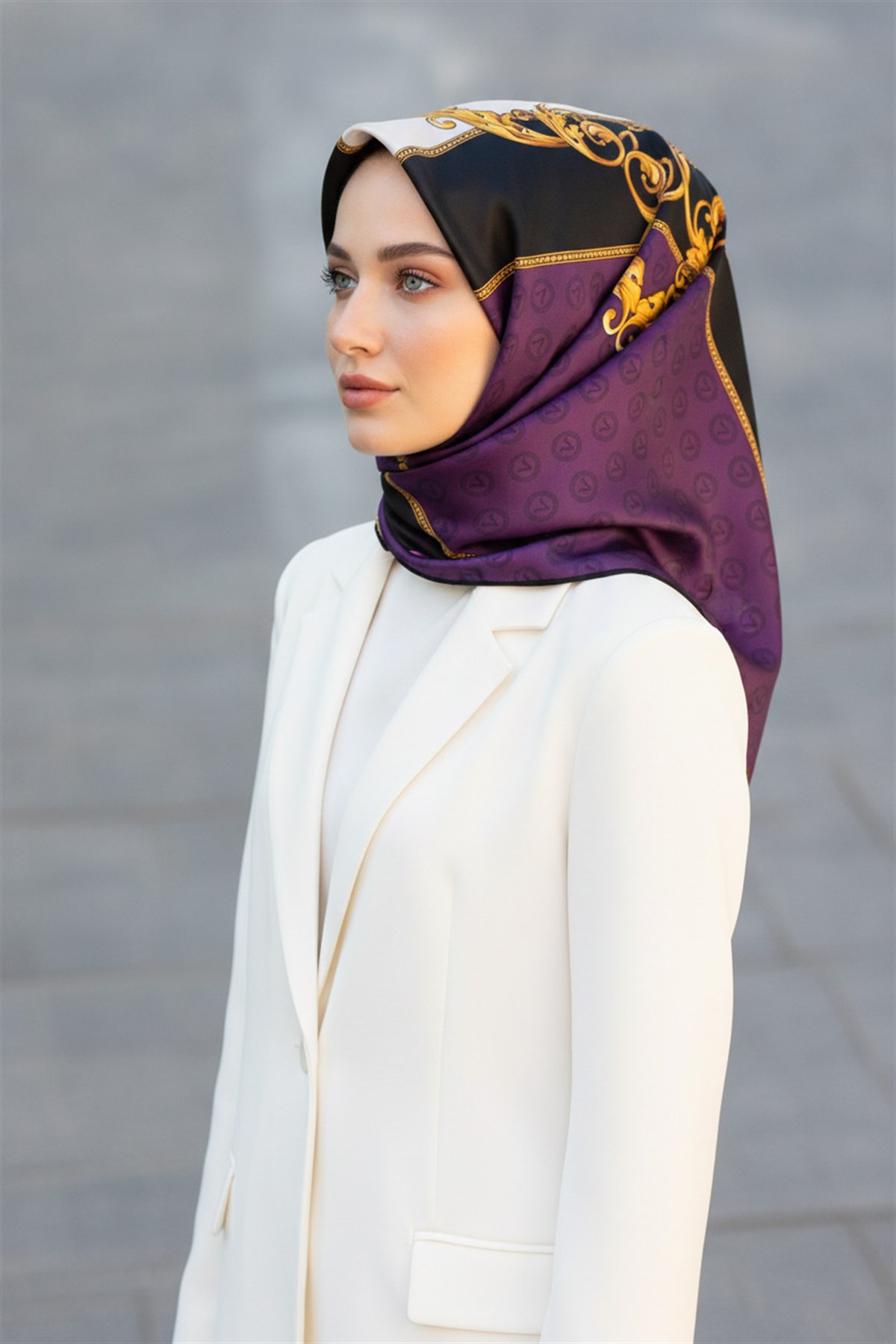 %100 Twill İpek Monogram Ve Barok Desenli Mürdüm - Siyah Renkli 90x90 Eşarp Dikim Şekli : El Dikişi