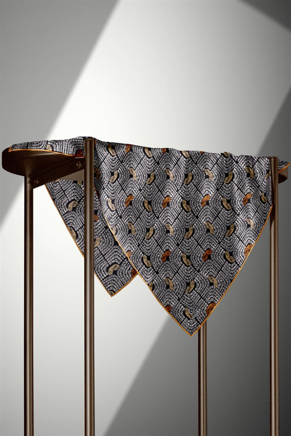 %100 Twill İpek Geometrik Desenli Taba - Hardal Renkli 90x90 Eşarp Dikim Şekli : El Dikişi