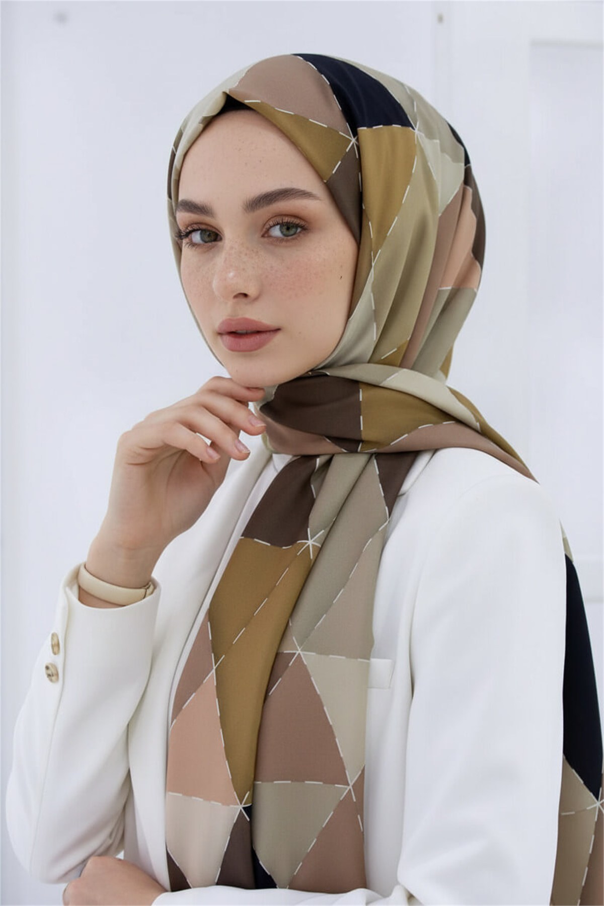 KREP ÜÇGEN YAMA DESENLİ BEJ RENKLİ 75X195 KIRIŞMAZ ŞAL