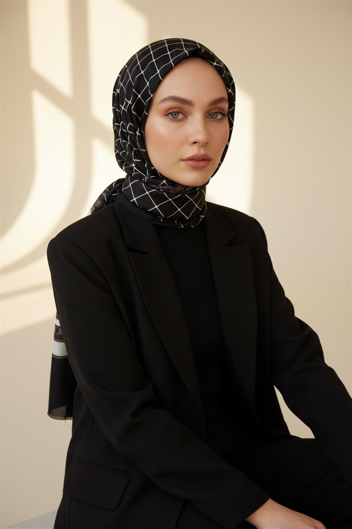 %100 Saf İpek Şal İnce Saten Vual Dokuma Etnik Desenli Siyah - Beyaz Renkli 90x210 Şal