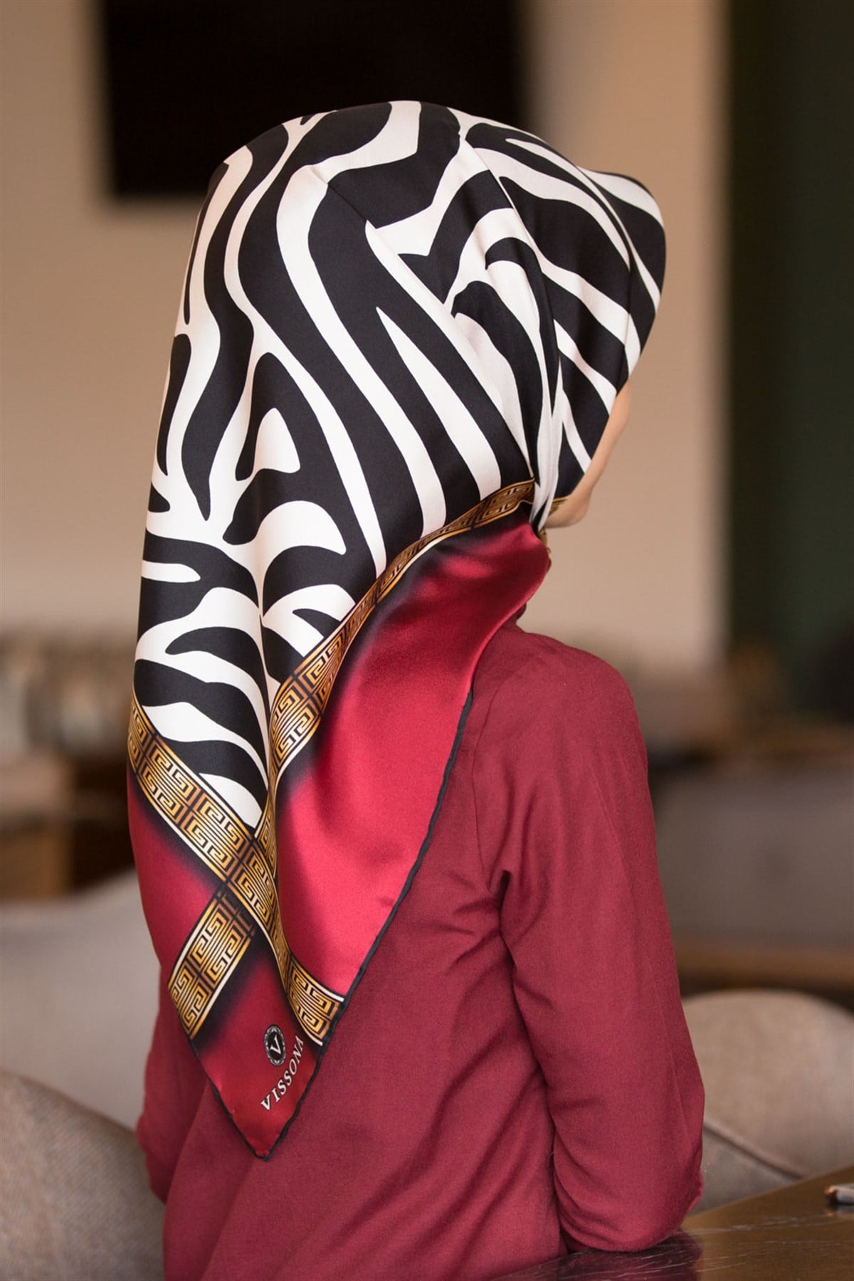 % 57 İPEK % 43 VİSKON Twill İpek Zebra Desenli Bordo - Gold Renkli 90x90 Eşarp Dikim Şekli : El Dikişi