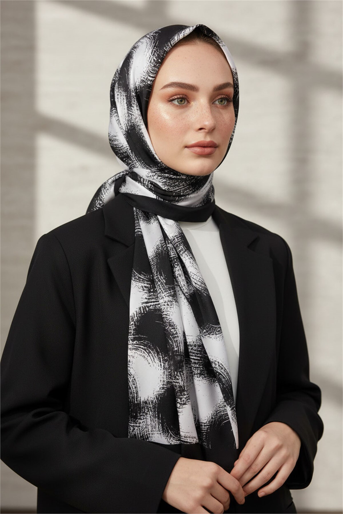 KREP GEOMETRİK DESENLİ SİYAH - BEYAZ RENKLİ 75X195 KIRIŞMAZ ŞAL