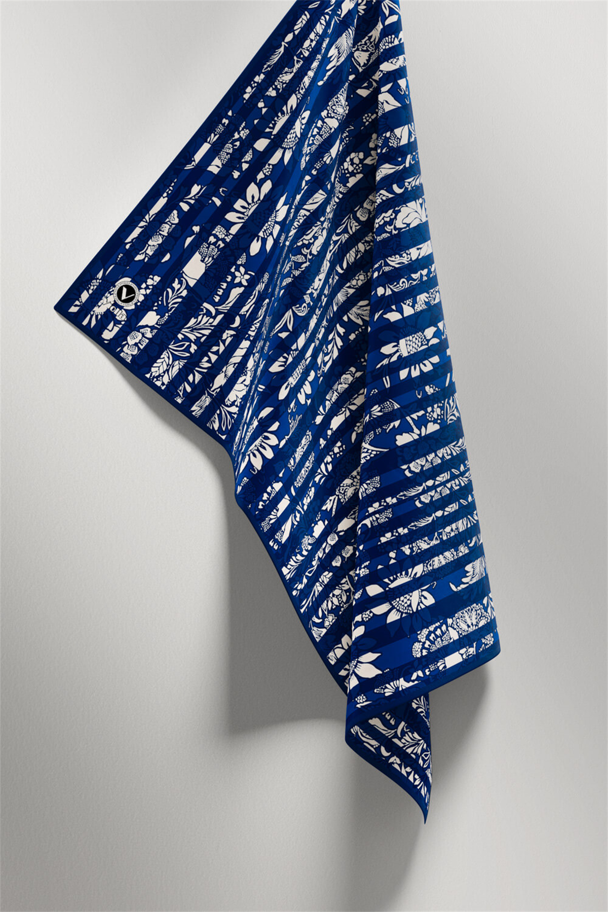 Twill Batik Şal Desenli Lacivert Renkli 90x90 Eşarp (İpek İçermez) Kenar Dikiş Şekli El Dikişli