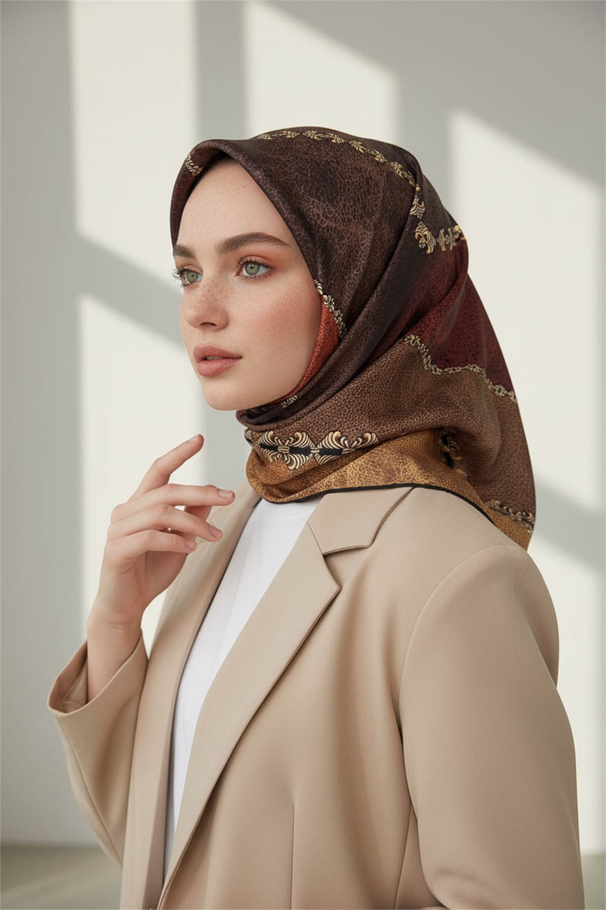 %100 Twill İpek Geometrik Desenli Taba - Hardal Renkli 90x90 Eşarp Dikim Şekli : El Dikişi