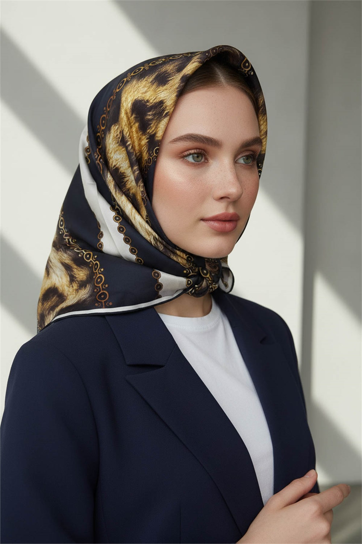 %100 Twill İpek Leopar Desenli Lacivert - Krem Renkli 90x90 Eşarp Dikim Şekli : El Dikişi