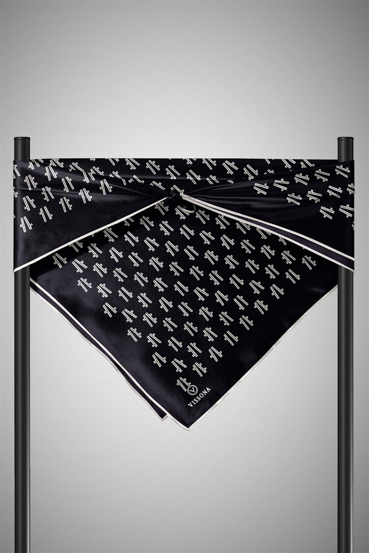 %100 Twill İpek Geometrik Desenli Siyah Renkli 90x90 Eşarp Dikim Şekli : El Dikişi