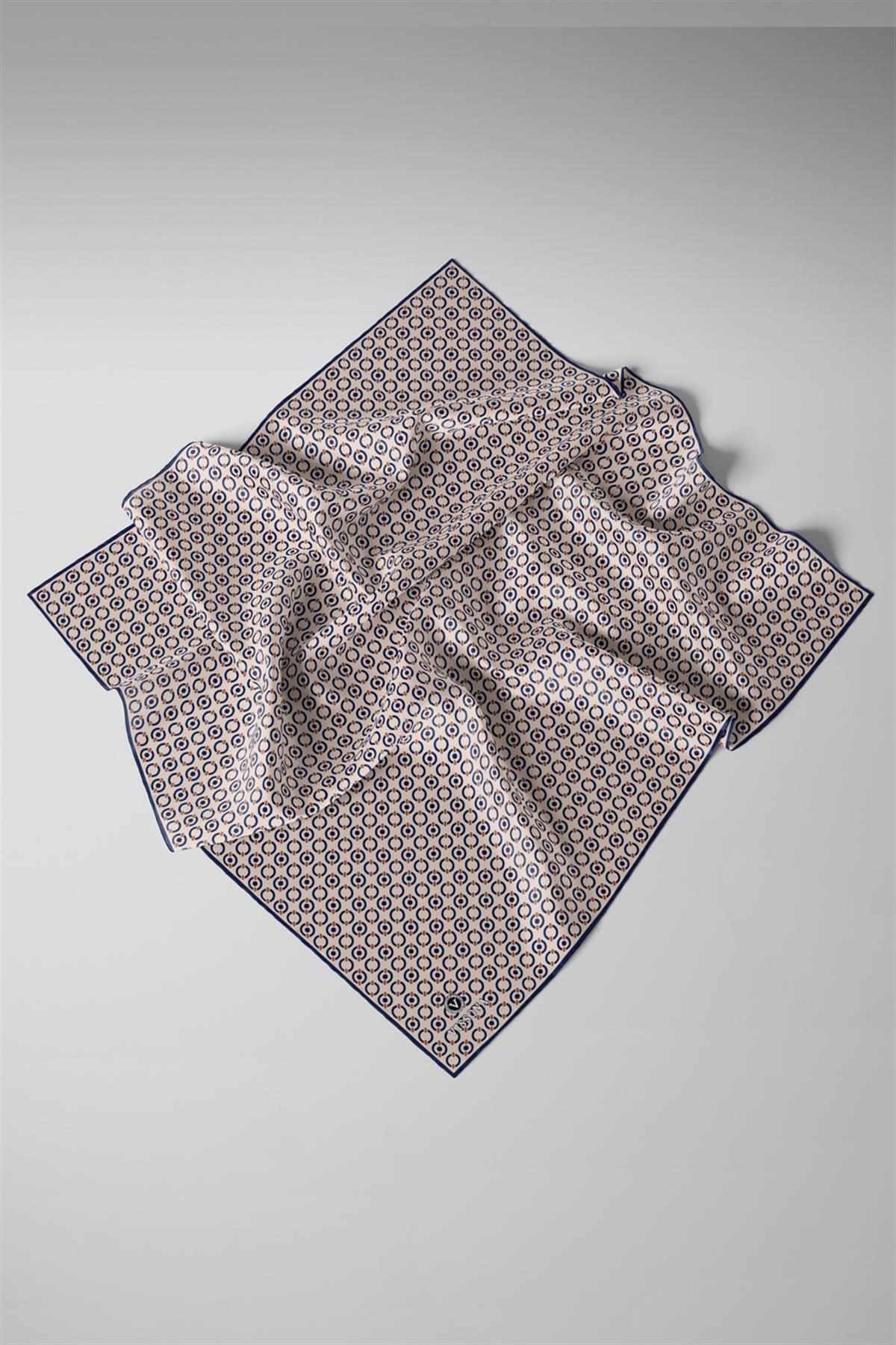 %100 Twill İpek Zincir Desenli Bej - Lacivert Renkli 90x90 Eşarp Kenar Dikiş Şekli El Dikişli