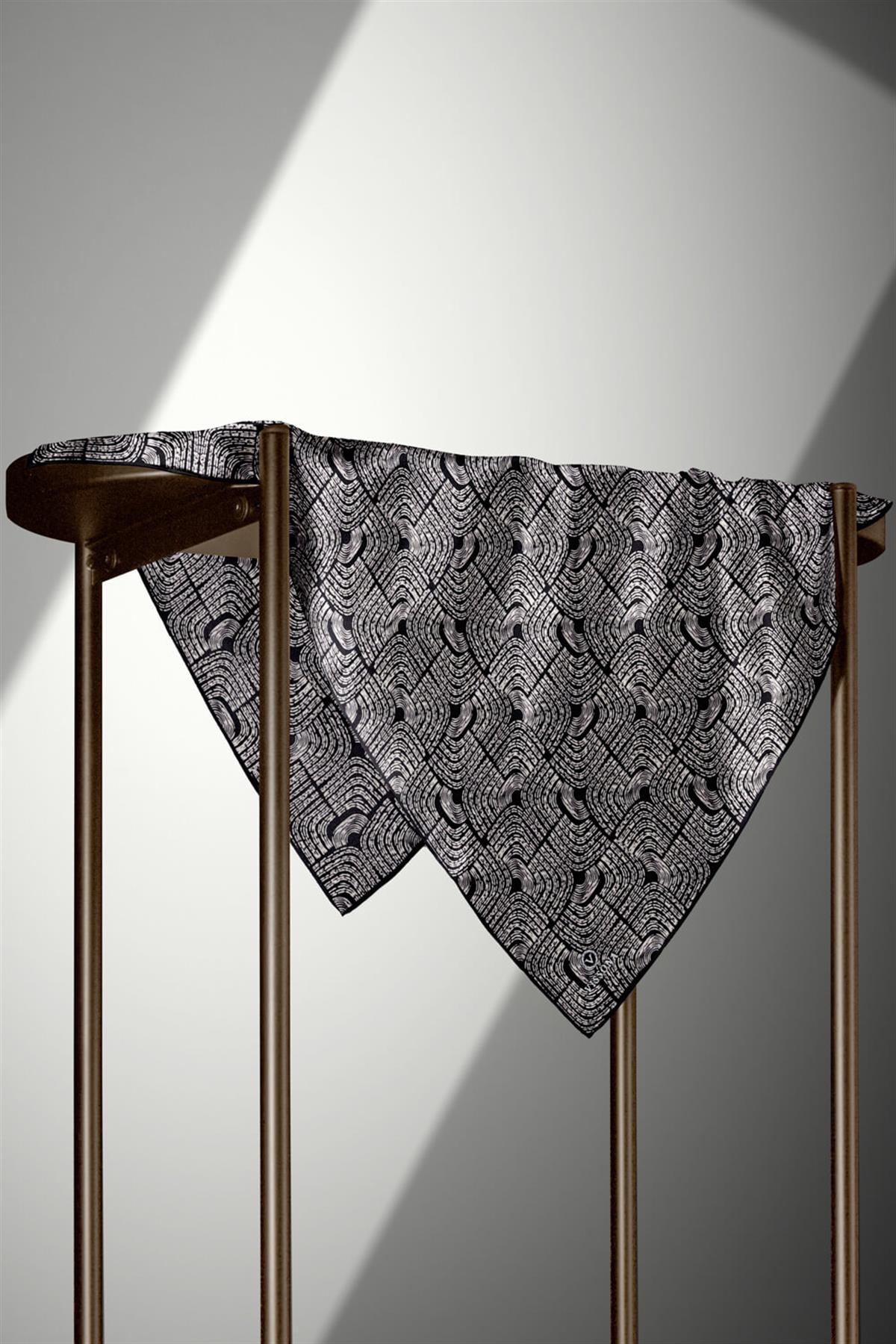 %100 Twill İpek Geometrik Desenli Beyaz - Siyah Renkli 90x90 Eşarp Dikim Şekli : El Dikişi