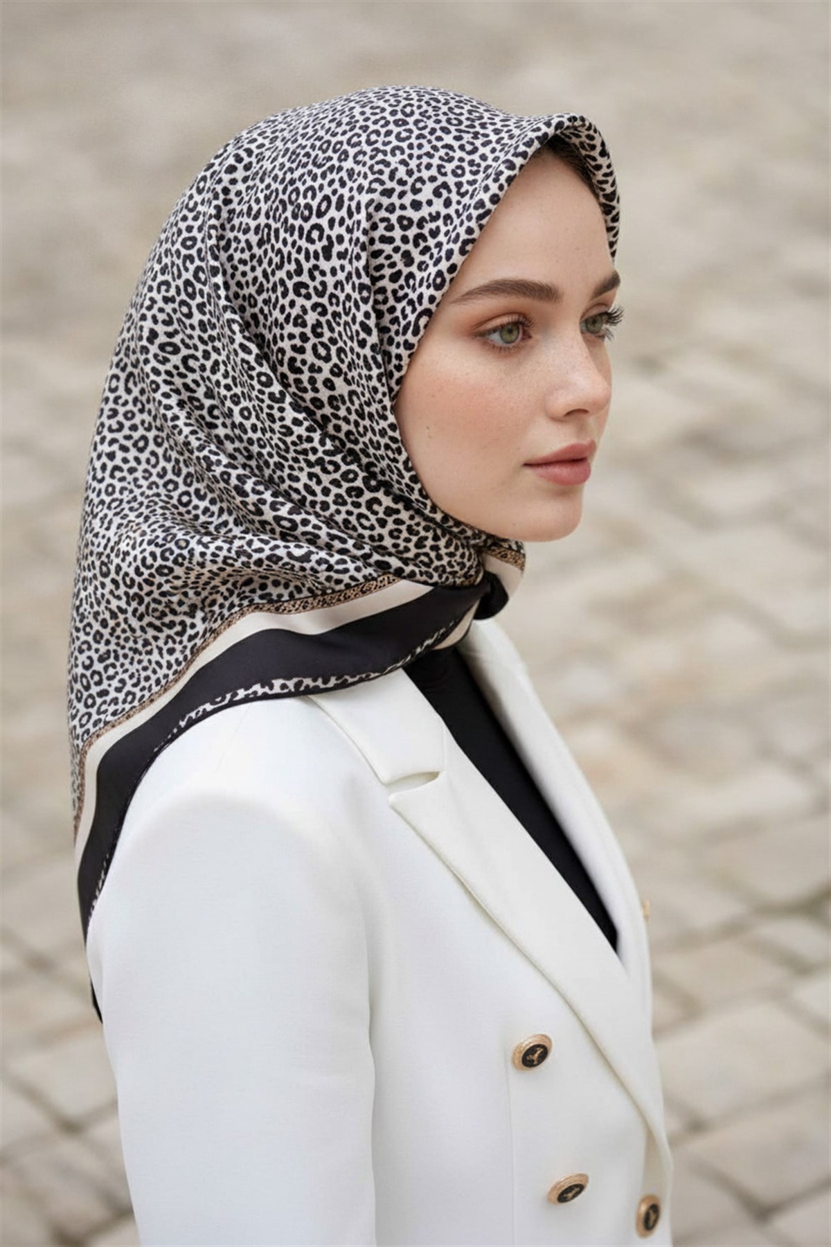 %100 Twill İpek Leopar Desenli Krem - Siyah Renkli 90x90 Eşarp Dikim Şekli : El Dikişi